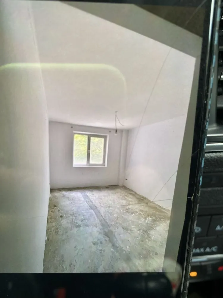 Schimb sau vand apartament 4 camere - Proprietar vând apartament 4 camere decomandat zona mărgeanului sector 5 bloc din 1986 etaj 2/8 apartamentul este gol vopsit la alb instalație electrică refăcută de la a la z prin sapa cu tablouri electrice noi o baie este refăcută are 2 balcoane 2 băi f spațios