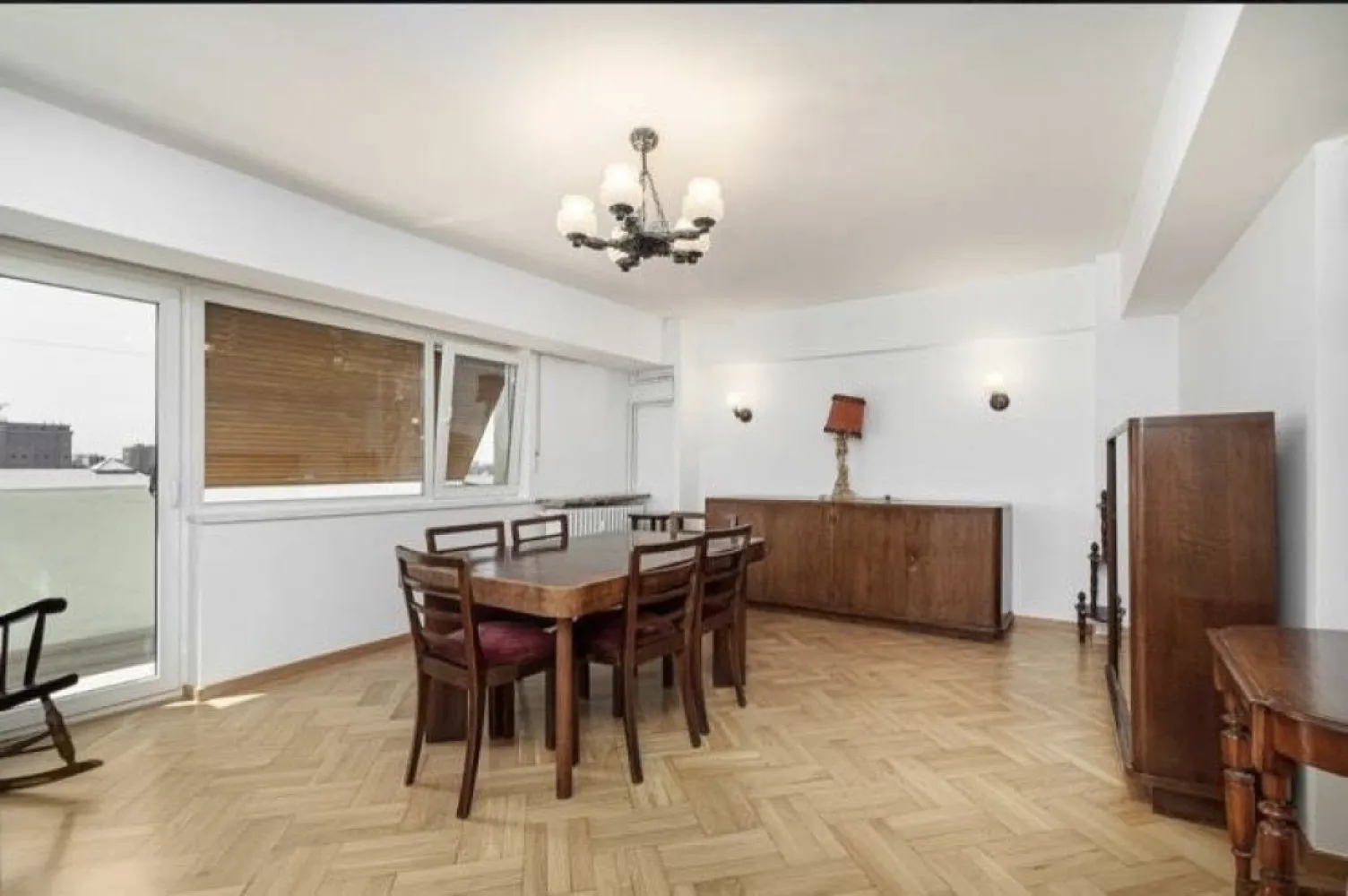 Duplex sos.Iancului - Situat într-un imobil construit in 1980, acest apartament duplex impresionează cu o suprafață de 110 m2, fiind proiectat pe doua etaje îmbina funcționalitatea cu estetica modernă. Compartimentat în 4 camere, 3 dormitoare,living spatios și 2 băi, spațiul este optimizat pentru confortul unei familii.

Luminozitatea este maximizată datorită orientării optime și a celor 2 balcoane, care oferă vederi deschise și un spațiu perfect pentru relaxare.

Renovat în 2024, apartamentul beneficiază de finisaje de înaltă calitate și un design care respectă cele mai noi tendințe în amenajări interioare. În plus, este pet friendly aducând un plus de confort și intimitate.

Localizat într-o zonă cu acces facil la facilități urbane, statie metrou, Mega mall,parcuri,scoli,gradinite,baza sportiva Olimpia si multe altele.