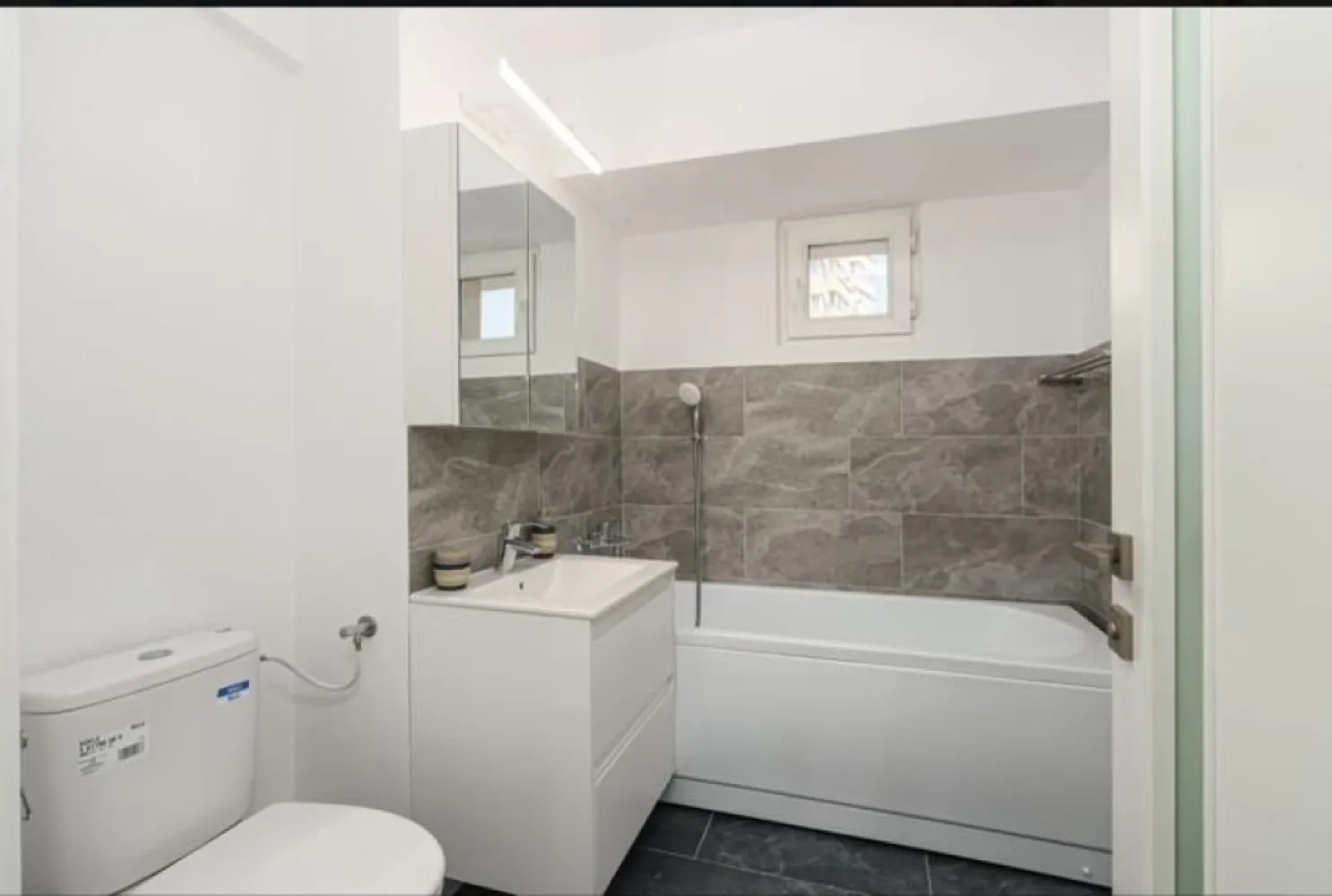 Duplex sos.Iancului - Situat într-un imobil construit in 1980, acest apartament duplex impresionează cu o suprafață de 110 m2, fiind proiectat pe doua etaje îmbina funcționalitatea cu estetica modernă. Compartimentat în 4 camere, 3 dormitoare,living spatios și 2 băi, spațiul este optimizat pentru confortul unei familii.

Luminozitatea este maximizată datorită orientării optime și a celor 2 balcoane, care oferă vederi deschise și un spațiu perfect pentru relaxare.

Renovat în 2024, apartamentul beneficiază de finisaje de înaltă calitate și un design care respectă cele mai noi tendințe în amenajări interioare. În plus, este pet friendly aducând un plus de confort și intimitate.

Localizat într-o zonă cu acces facil la facilități urbane, statie metrou, Mega mall,parcuri,scoli,gradinite,baza sportiva Olimpia si multe altele.