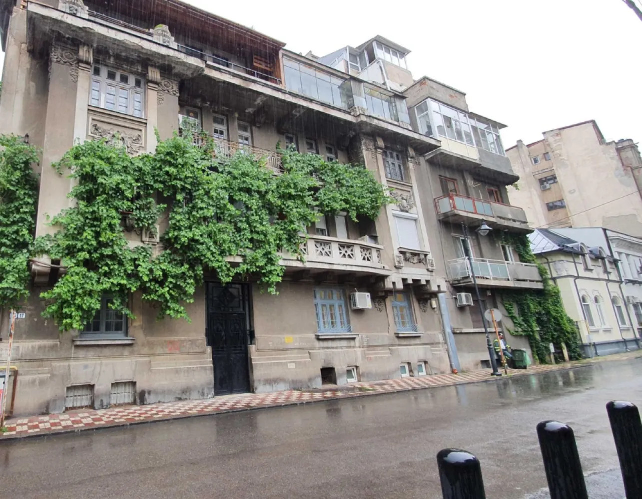 Spatiu Birou/Apartament Romana | Ultracentral | Intrare Separata - • Pozitie Ultracentrala - Strada Jules Michelet (vis-a-vis de ambasada Marii Britanii)
• La doar 5-10 minute de: Dorobanti, Piata Victoriei, Universitate, Piata Unirii, etc
• Intrare Stradala proprie
• Aspect cladire elegant (cladire evaluata grad 3 sigura fara risc seismic)
• Paza 24/7
• Suprafata utila 115 MP
• Tavanele inalte de 3,5m, camere aerisite
• Incalzire centrala bloc
• 2 aparate de aer conditionat noi
• Compartimentare la 5 Camere/Spatii birou + Bucatarie + 2 bai + Sala Conferinte
• Instalatie electrica si tevi apa noi
• 2 Bai + Boxa Subsol 
• Renovat 100% si inchiriat (se preia cu chiriasi - contract IAN 2028)
