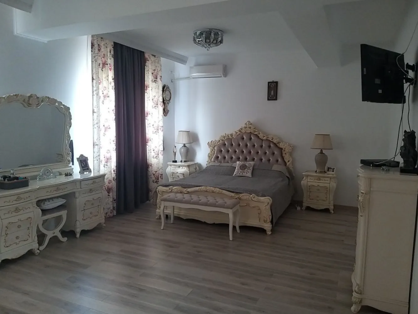 Proprietar Bucuresti 13 Septembrie(Soseaua Anteriana) - Vila este situata in zona 13 Septembrie ( sos Anteriana )Bucuresti

Sb+P+Etj1+Etj 2,teren 200mp,amprenta 165 mp, subsol garaj 44mp cu 2 usi deschidere stradala,,parter: living,dining,bucatarie,baie,hol, Etaj 1: 2 dormitoare,birou,baie, hol,balcon, Etaj 2: 3 dormitoare ,baie,hol,balcon,casa este izolata termic foarte bine si robineti termostatati la toate calorifele ,se vinde partial mobilata.
Casa poate fi folosita ca sediu firma, Clinica, Gradinita etc, se poate transforma foarte usor in 3 apartamente in suprafata de 125mp parter, etaj1, etaj2 cu intrari separate.