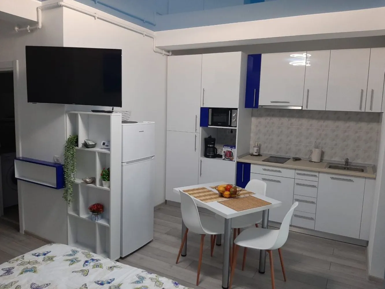 Vând STUDIO construcție 2022 - Vand studio construcție 2022 complet mobilat si utilat la.80 m de plaja pe strada cu Lidl.cu piscină privată.. .La zi cu contractele de gaze si curent ...pret 79.900€ . Strada D10 Mamaia Nord
