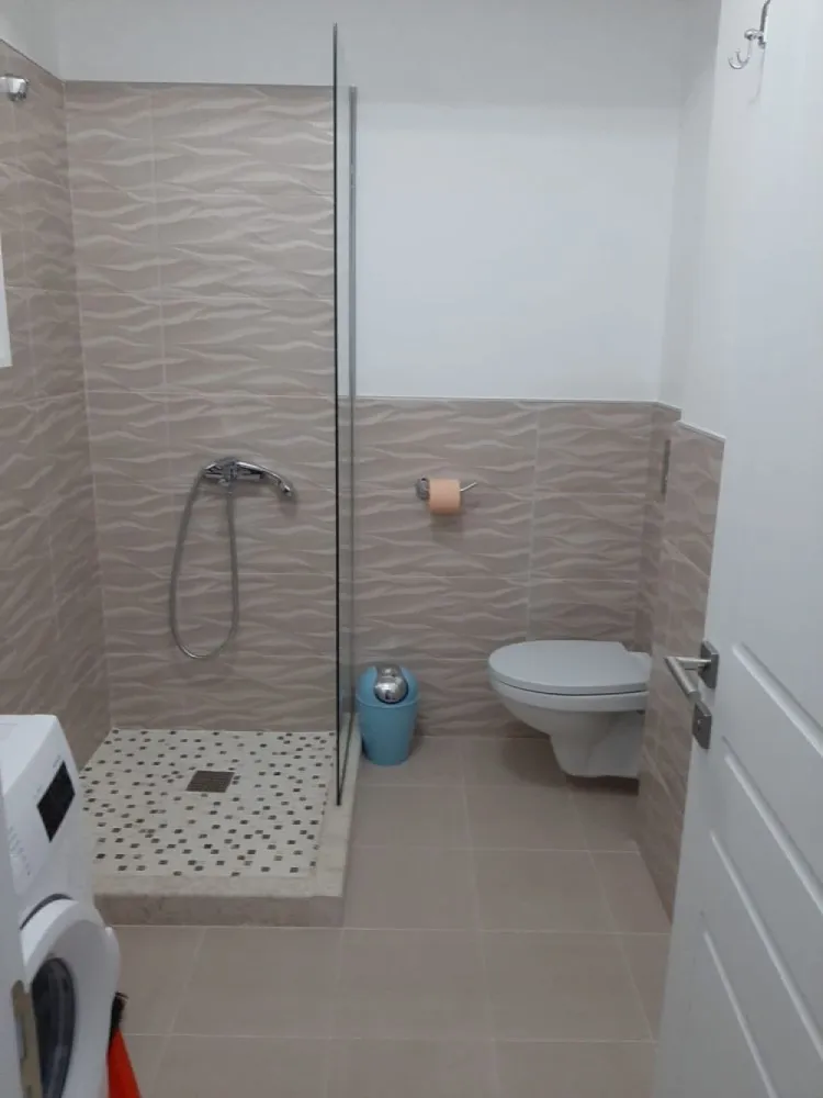 Vând STUDIO construcție 2022 - Vand studio construcție 2022 complet mobilat si utilat la.80 m de plaja pe strada cu Lidl.cu piscină privată.. .La zi cu contractele de gaze si curent ...pret 79.900€ . Strada D10 Mamaia Nord
