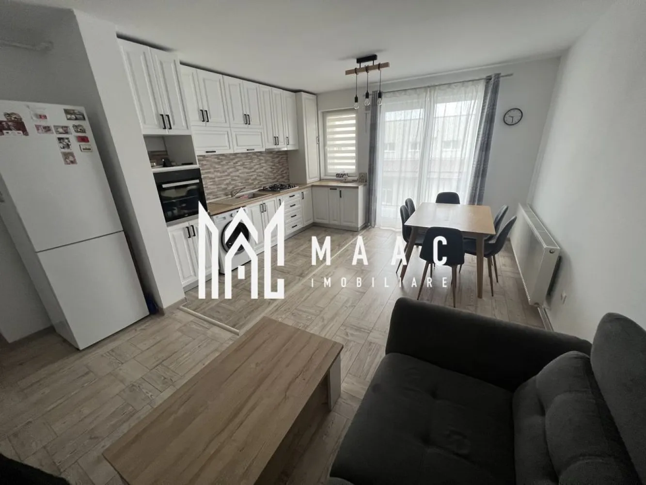 Apartament 3 camere | 70 MPU | Balanta - Maac Imobiliare vă propune spre vânzare un apartament spațios cu 3 camere, situat la etajul 1, într-o zonă bine dezvoltată, ideală pentru familii sau investiție. Facilități principale: Complet mobilat – gata de mutat Balcon mare, cu acces din fiecare cameră 2 băi – confort suplimentar pentru locatari Parcare supraterană și subterană – locuri sigure pentru autoturisme Spații comerciale în imediata apropiere – supermarketuri, servicii utile Cabinete medicale Creșă, grădiniță și școală – la doar câteva minute de mers pe jos Pentru mai multe detalii și pentru programarea unei vizionări, vă rugăm să specificați ID-ul anunțului: CP2555765 }}