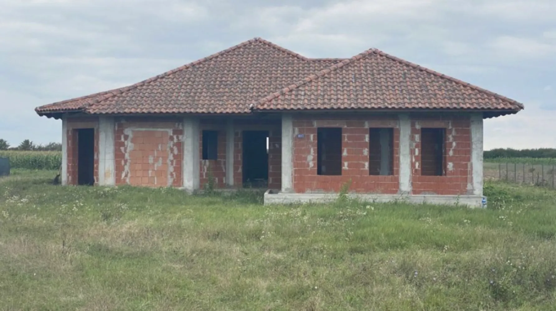 Vand casa la Madaras - Vind casa la Madaras strada Ghirisa teren 84 ari .front 35m cu toate utilitatile. canalizare.apa .curent .gaz