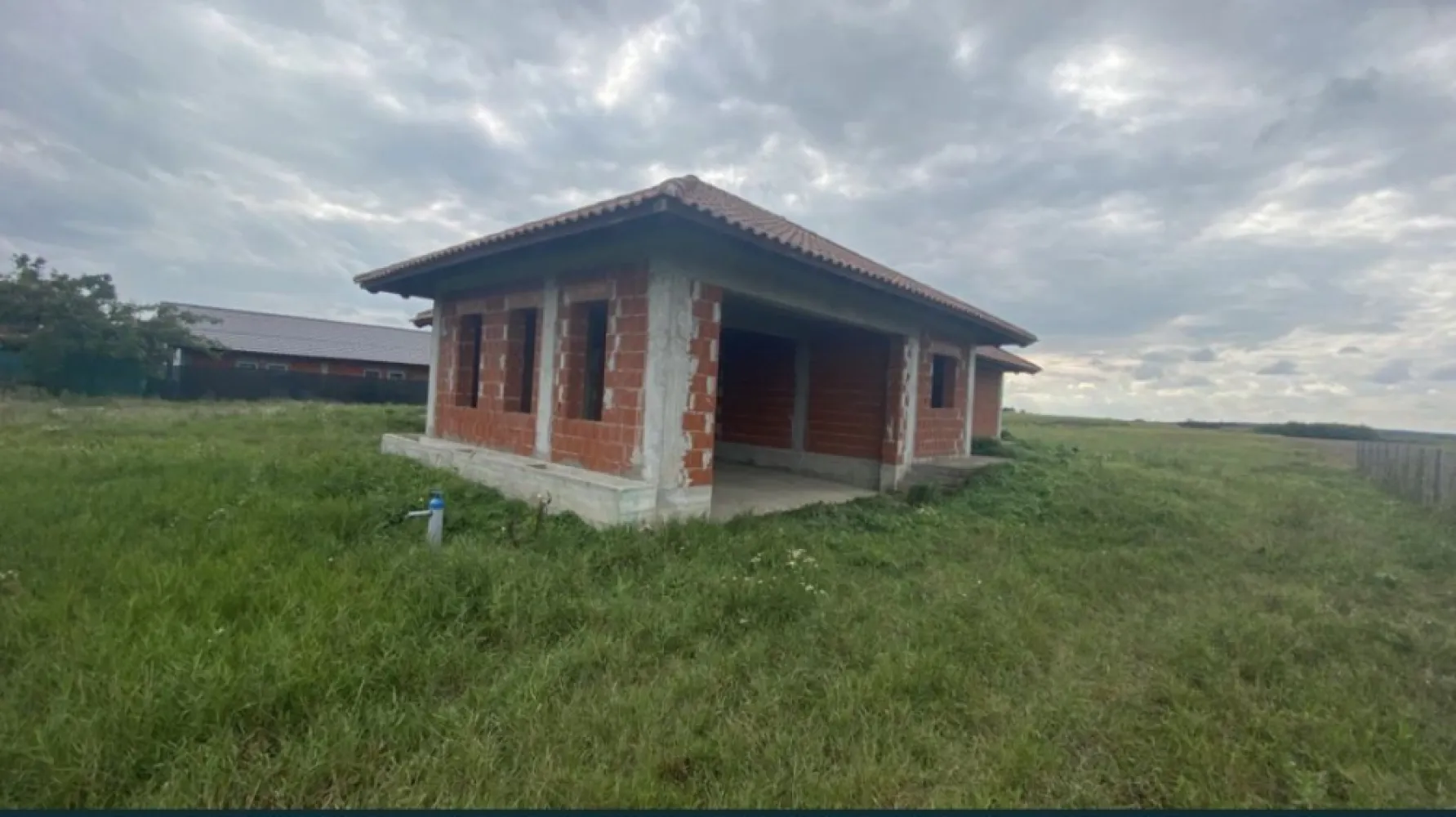 Vand casa la Madaras - Vind casa la Madaras strada Ghirisa teren 84 ari .front 35m cu toate utilitatile. canalizare.apa .curent .gaz