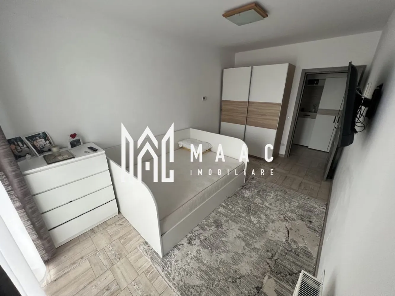 Apartament 3 camere | 70 MPU | Balanta - Maac Imobiliare vă propune spre vânzare un apartament spațios cu 3 camere, situat la etajul 1, într-o zonă bine dezvoltată, ideală pentru familii sau investiție. Facilități principale: Complet mobilat – gata de mutat Balcon mare, cu acces din fiecare cameră 2 băi – confort suplimentar pentru locatari Parcare supraterană și subterană – locuri sigure pentru autoturisme Spații comerciale în imediata apropiere – supermarketuri, servicii utile Cabinete medicale Creșă, grădiniță și școală – la doar câteva minute de mers pe jos Pentru mai multe detalii și pentru programarea unei vizionări, vă rugăm să specificați ID-ul anunțului: CP2555765 }}