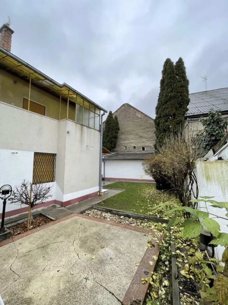 BRASADAS vinde casa cu 3 cam și teren 3 ari zona TITULESCU. - Agenția imobiliara BRASADAS vinde casa cu etaj in zona TITULESCU, cu o suprafata utila de 120mp. 

Casa este construita din caramida, pe un teren de 300mp, compartimentata cu beci mare la subsol, living, bucatarie, debara si 2 bai la parter iar la etaj sunt 2 dormitoare si o baie.

In curte regasim un garaj cu debara la fel din caramida, multa verdeata si spatiu pentru relaxare.

www.brasadas.com.