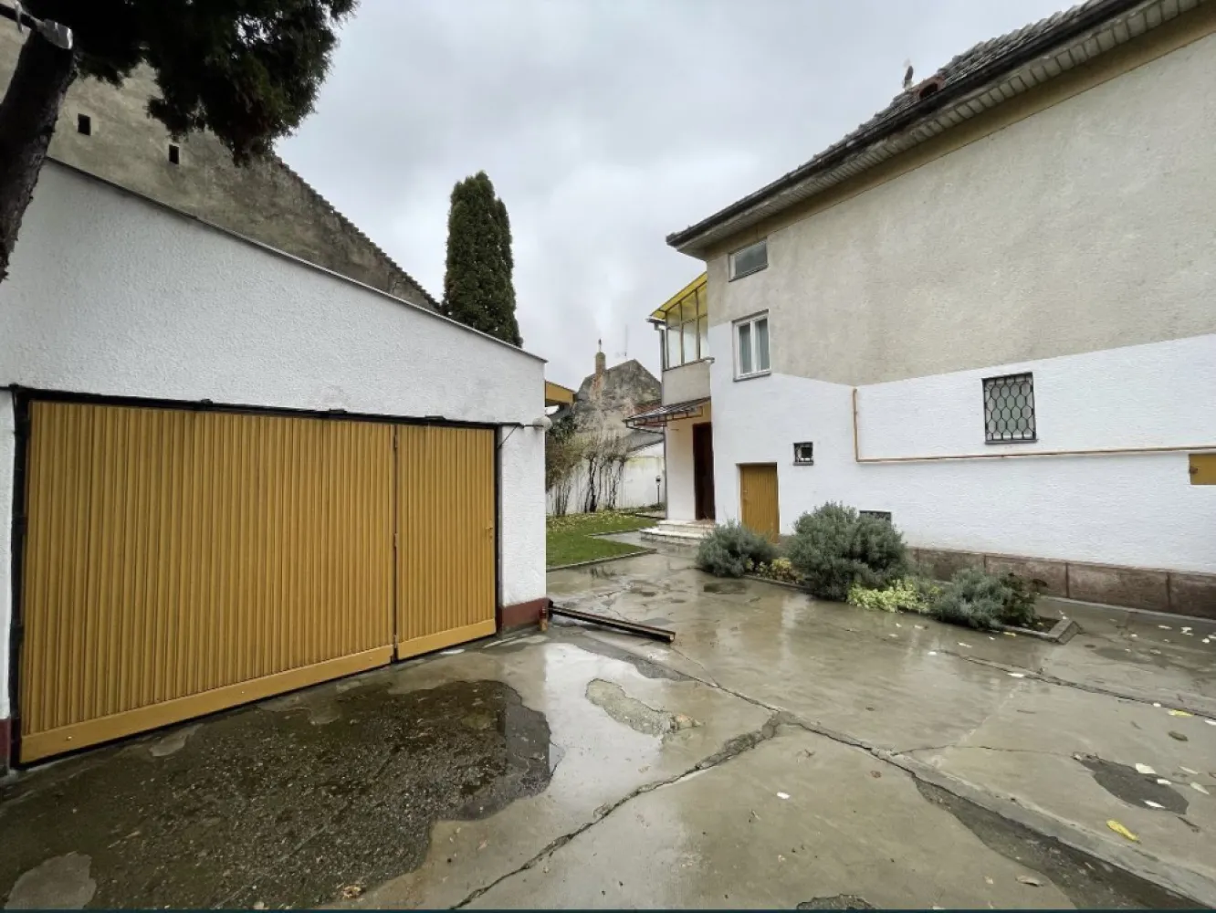 BRASADAS vinde casa cu 3 cam și teren 3 ari zona TITULESCU. - Agenția imobiliara BRASADAS vinde casa cu etaj in zona TITULESCU, cu o suprafata utila de 120mp. 

Casa este construita din caramida, pe un teren de 300mp, compartimentata cu beci mare la subsol, living, bucatarie, debara si 2 bai la parter iar la etaj sunt 2 dormitoare si o baie.

In curte regasim un garaj cu debara la fel din caramida, multa verdeata si spatiu pentru relaxare.

www.brasadas.com.