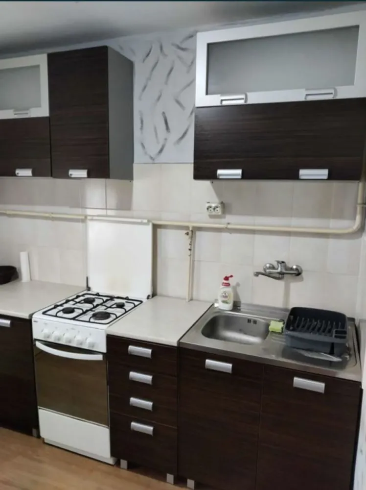 Apartament 2 camere etajul 1 - De vanzare apartament cu 2 camere decomandate la etajul 1 pe str.1 Mai,langa platane in MV2.Usa intrare antiefractie , parchet laminat si classic , mobila bucatarie moderna,frigider, pat matrimonial , boiler electric , jaluze,convectoare , 2 balcoane. Telefon 0 7 4 5 7 7 8 0 2 4.