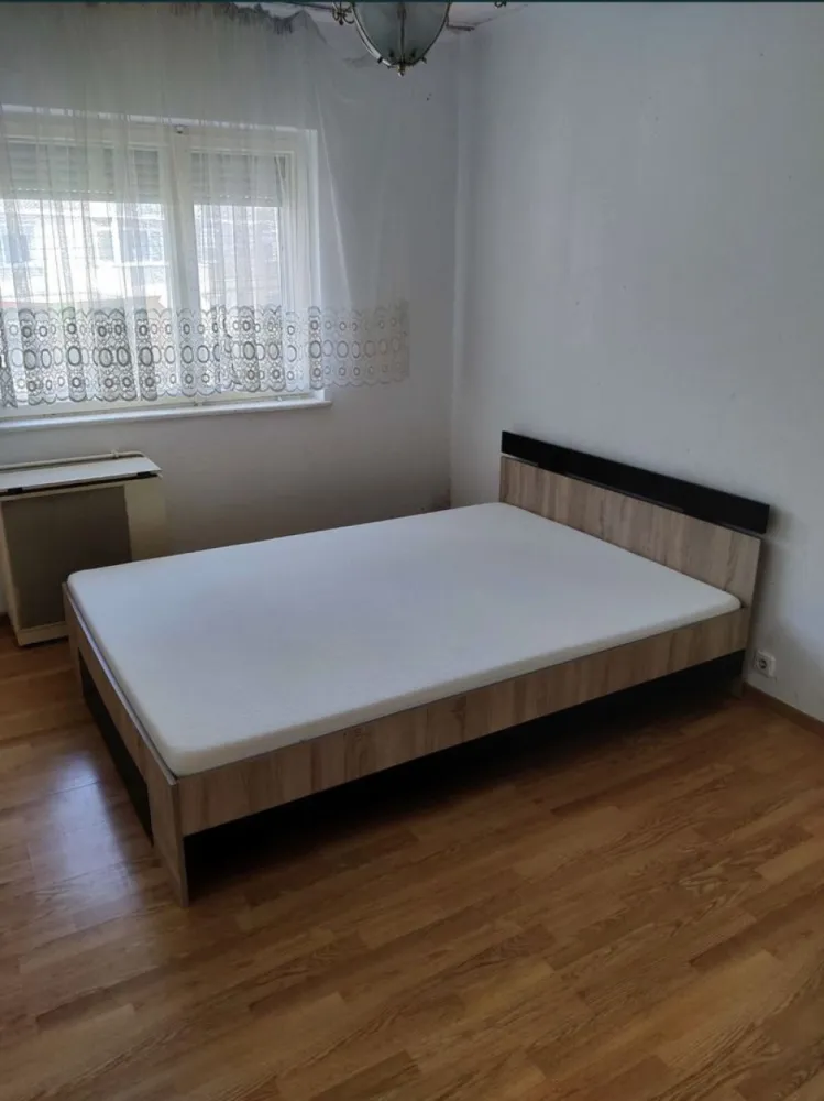 Apartament 2 camere etajul 1 - De vanzare apartament cu 2 camere decomandate la etajul 1 pe str.1 Mai,langa platane in MV2.Usa intrare antiefractie , parchet laminat si classic , mobila bucatarie moderna,frigider, pat matrimonial , boiler electric , jaluze,convectoare , 2 balcoane. Telefon 0 7 4 5 7 7 8 0 2 4.
