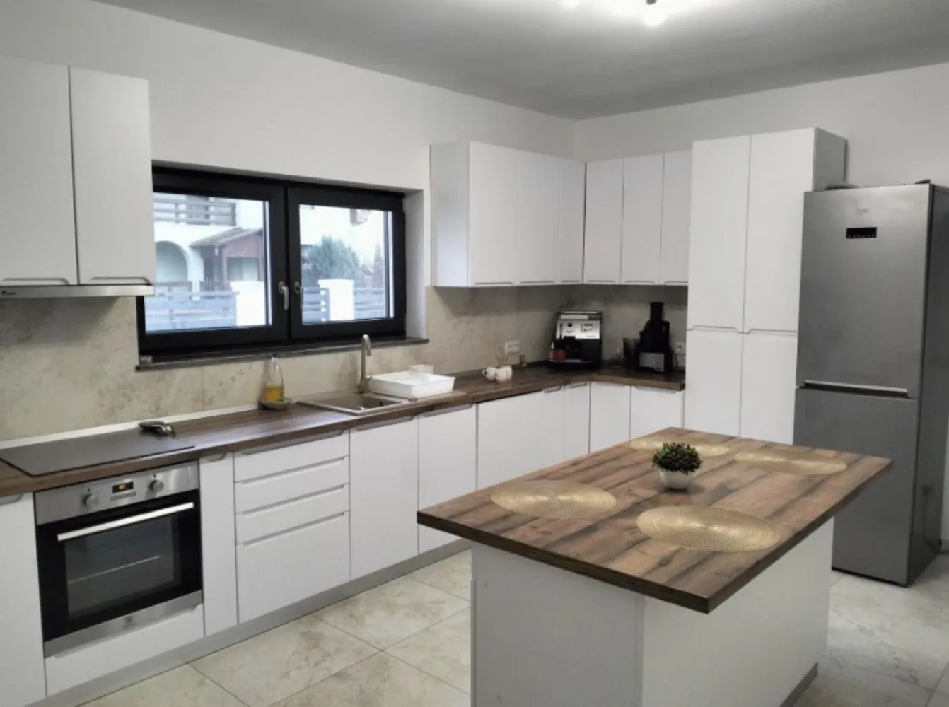 Casa de vanzare Lazuri - Proprietar Vând: - Casa din cărămidă ,constructie 2023 cu o suprafață construită de 200 mp / utilă 160 mp,plus o terasa de 35 mp. , având un teren de 726 mp cu front de30 m. -Casa este izolata foarte bine în toate punctele. -Geamuri Termopan Salamander bluevolution Premium, uși interior Porta Doors, Premium! - In curte este făcută o anexă acoperita ,cămară ptr scule, țarc ptr câine. -Casa este situata in com Lazuri la 2 km de oraș,casa foarte bine poziționată și strada extrem de liniștită! -Utilități:Curent trifazic,apa,canalizare, RCS RDS,in curte este forat un puț ptr udat gazonul conectat la hidrofor. - Casa este compusa din : 1 living spațios de 30mp,cu șemineu , 2 dormitoare , 1 camera folosita ca dresing ( cu posibilitatea de încă un dormitor ), bucătarie complet utilata , baia mare, garaj încălzit , camera de depozitare , camera tehnica . -Casa se vinde gata finisata și utilitata complect. - Casa este încălzită prin sistem automatizat legat la o pompa de căldură Daikin+++ aer-apa ,încălzirea pe toată suprafața casei este in pardoseala,totodată prevăzută cu sistem de supraveghere. - Materialele folosite sunt doar de clasa Premium. Pentru vizionare sau mai multe detalii referitoare la casa nu ezitați să sunați la Nr de telefon : 0742622661