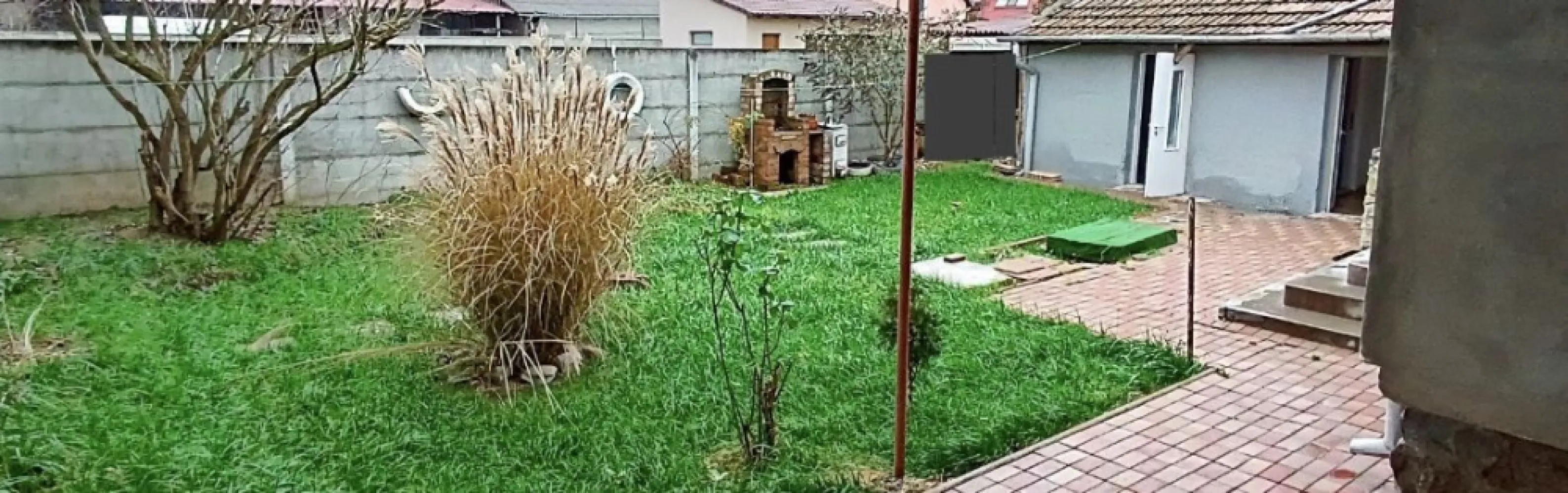 BRASADAS vinde casa cu 3 camere teren 360mp in zona Burdea. - Agenția imobiliara BRASADAS vinde casa de caramida, izolata, in zona Burdea.
Suprafata totala este de 360mp. Teren + Casa+ Anexa.

Casa are 3 camere generoase, Bucatarie, Hol, Baie, Camara, Pod generos, Beci
Anexa cu o Camera, Baie, o Camera Tehnica.

Casa este situata intr o zona foarte buna, fiind in apropiere de cateva minute: Centrul orasului, Hypermarketuri Kaufland, Carrefour, Shopping City Satu Mare, s.a.