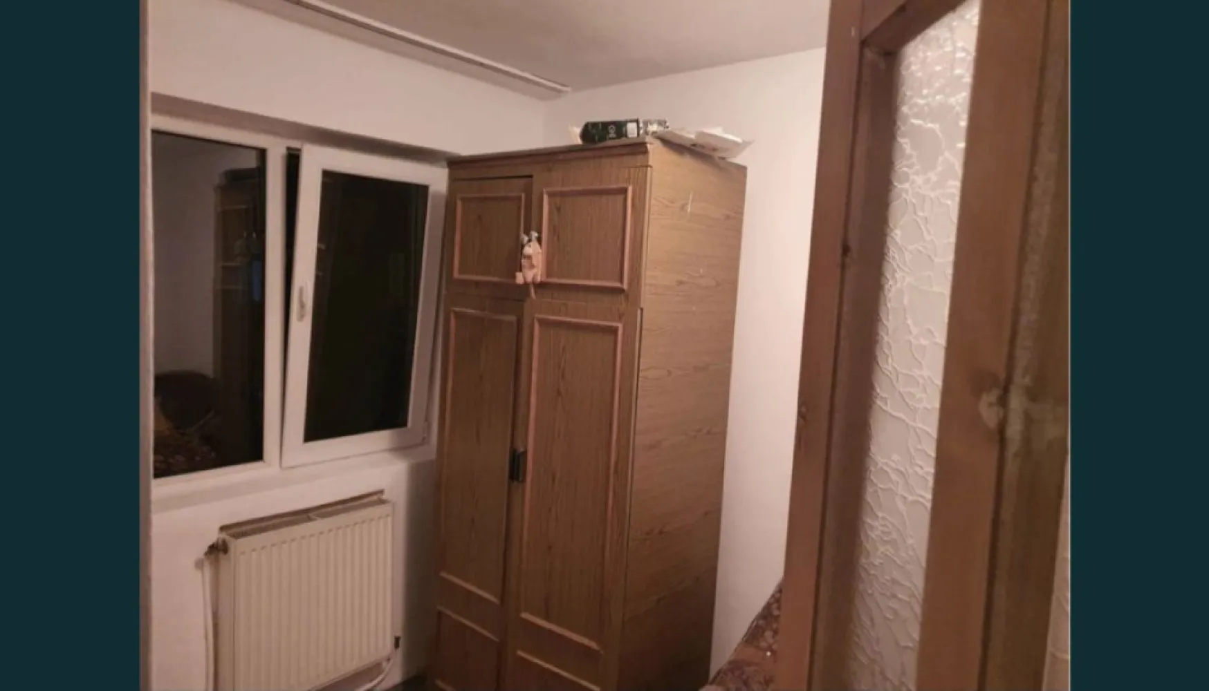 Apartament 3 camere, plus Balcon - Apartament 3 Camere Decomandat 40 m plus Balcon de 3 metri este situat la etajul 4 Strada Minerilor intersectia cu Mioritei Centrala,Aer Conditionat Geamuri din Termopan m-ai multe detali la telefon.
