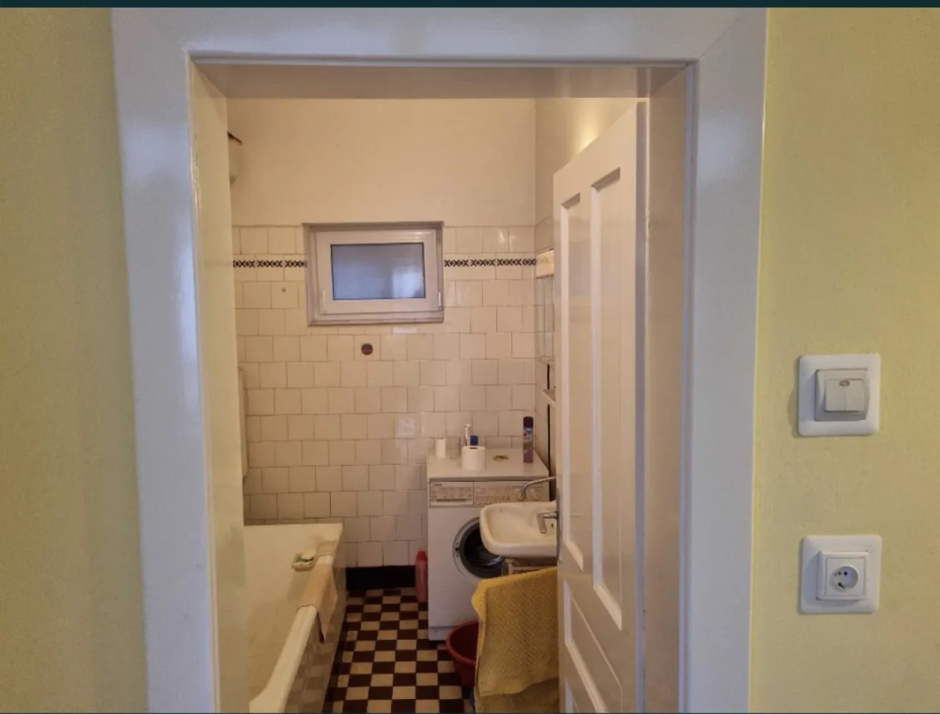 Casa centrala cu etaj - Se ofera spre vanzare casa rezidentiala, situata ultracentral, P+1, construita intre anii 1975-1976, avand fundatia din piatra de munte, peretii din caramida. Utilitati din dotarea casei: gaz, incalzire centrala, apa si canalizare de la retea. Suprafata construita a casei este de aproximativ 140mp, respectiv o curte cu gradina in suprafata de 1000mp. La parter se afla bucataria, camara de alimente, baie cu vana, o boxa pentru depozitat diverse bunuri, o camera de zi, si casa scarilor. La etaj sunt trei camere, din care una cu balcon, debara cu posibilitatea de a fi amenajata ca baie. De asemenea, spatiul din pod poate fi amenajat pentru locuit. Toate incaperile au intrari separate, camerele sunt parchetate cu parchet din lemn lacuit, iar peretii sunt zugraviti in lavabil, In anul 2006 s-au efectuat urmatoarele imbunatatiri: a fost schimbata usa principala de intrare in termopan, respectiv toate ferestrele sunt termopane imitatie de lemn, prevazute cu sita antiinsecte si jaluzele, casa a fost izolata la exterior cu polistiren de 10cm, respectiv a fost schimbat acoperisul. Casa este imediat ocupabila.