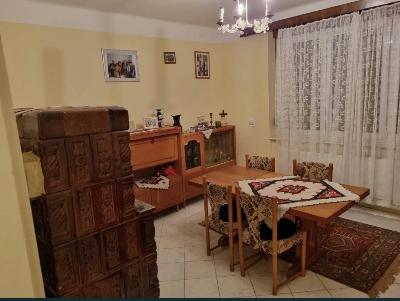 Casa centrala cu etaj - Se ofera spre vanzare casa rezidentiala, situata ultracentral, P+1, construita intre anii 1975-1976, avand fundatia din piatra de munte, peretii din caramida. Utilitati din dotarea casei: gaz, incalzire centrala, apa si canalizare de la retea. Suprafata construita a casei este de aproximativ 140mp, respectiv o curte cu gradina in suprafata de 1000mp. La parter se afla bucataria, camara de alimente, baie cu vana, o boxa pentru depozitat diverse bunuri, o camera de zi, si casa scarilor. La etaj sunt trei camere, din care una cu balcon, debara cu posibilitatea de a fi amenajata ca baie. De asemenea, spatiul din pod poate fi amenajat pentru locuit. Toate incaperile au intrari separate, camerele sunt parchetate cu parchet din lemn lacuit, iar peretii sunt zugraviti in lavabil, In anul 2006 s-au efectuat urmatoarele imbunatatiri: a fost schimbata usa principala de intrare in termopan, respectiv toate ferestrele sunt termopane imitatie de lemn, prevazute cu sita antiinsecte si jaluzele, casa a fost izolata la exterior cu polistiren de 10cm, respectiv a fost schimbat acoperisul. Casa este imediat ocupabila.