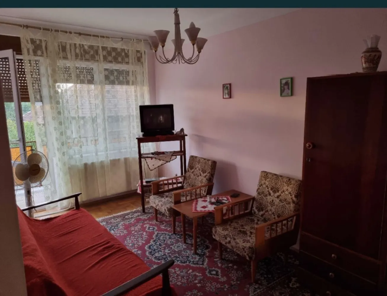 Casa centrala cu etaj - Se ofera spre vanzare casa rezidentiala, situata ultracentral, P+1, construita intre anii 1975-1976, avand fundatia din piatra de munte, peretii din caramida. Utilitati din dotarea casei: gaz, incalzire centrala, apa si canalizare de la retea. Suprafata construita a casei este de aproximativ 140mp, respectiv o curte cu gradina in suprafata de 1000mp. La parter se afla bucataria, camara de alimente, baie cu vana, o boxa pentru depozitat diverse bunuri, o camera de zi, si casa scarilor. La etaj sunt trei camere, din care una cu balcon, debara cu posibilitatea de a fi amenajata ca baie. De asemenea, spatiul din pod poate fi amenajat pentru locuit. Toate incaperile au intrari separate, camerele sunt parchetate cu parchet din lemn lacuit, iar peretii sunt zugraviti in lavabil, In anul 2006 s-au efectuat urmatoarele imbunatatiri: a fost schimbata usa principala de intrare in termopan, respectiv toate ferestrele sunt termopane imitatie de lemn, prevazute cu sita antiinsecte si jaluzele, casa a fost izolata la exterior cu polistiren de 10cm, respectiv a fost schimbat acoperisul. Casa este imediat ocupabila.