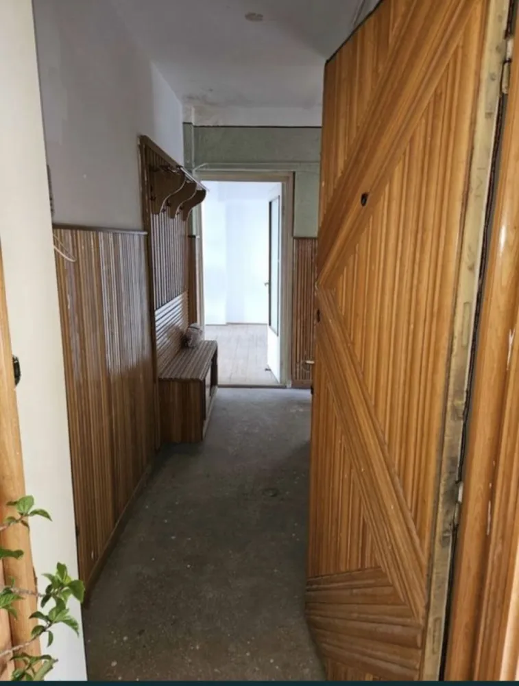 Apartament 3 camere - Apartamentul are 3 camere, suprafata de 70 mp2, are pivnita,etajul 4. Este situat in apropierea Kauflandului, pe adresa Carei, str. Mihai Viteazu, nr. 16, ap. 10