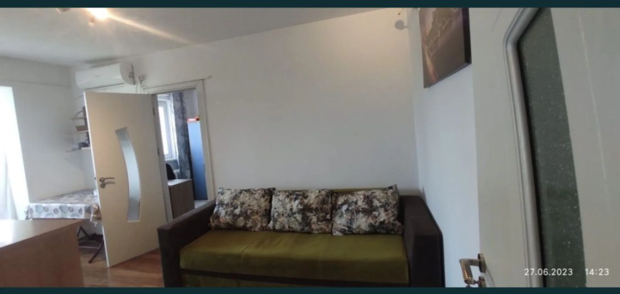 Direct Proprietar. Inel 2. apartament 2 camere, comfort 2 - Direct proprietar ,vând apartament cu 2 camere , confort 2 la etajul 4/4 . Cadastru și intabulare . 
Se accepta și credit imobiliar sau prima casa . 
Este izolat exterior și interior , balcon închis cu ușa și ferestre de termopan .
Apartamentul are incălzire în sistem de termoficare, gaze în curs de montare , aparat de aer condiționat cu funcție de răcire și incălzire , uși celulare noi , parchet, gresie și faianță , ușa metalică și interfon .
Se vinde parțial mobilat și utilat .
In apropiere școli, grădinițe, magazine , restaurant .
Rog seriozitate!