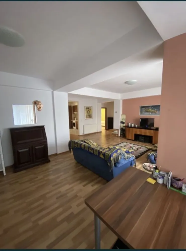 Apartament 3 camere Strada Rodnei - Vand apartament 3 camere Suprafata - 95 mp util Apartament mobilat complet compus din hol+baie+2 dormitoare+living+bucatarie+balcon Strada Rodnei In apropiere de Piata Mica,Lidl si Profi Bloc finalizat in 2011 Posibilitate de achizitie loc de parcare la subsol finisaje de inalta calitate izolatie 10 cm la exterior Parcare vis-a-vis de bloc Situat la 10 min distanta de mers pe jos fata de centrul orasului