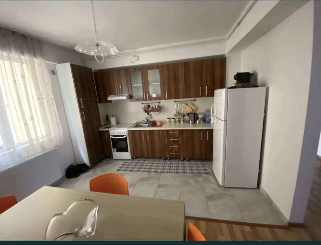 Apartament 3 camere Strada Rodnei - Vand apartament 3 camere Suprafata - 95 mp util Apartament mobilat complet compus din hol+baie+2 dormitoare+living+bucatarie+balcon Strada Rodnei In apropiere de Piata Mica,Lidl si Profi Bloc finalizat in 2011 Posibilitate de achizitie loc de parcare la subsol finisaje de inalta calitate izolatie 10 cm la exterior Parcare vis-a-vis de bloc Situat la 10 min distanta de mers pe jos fata de centrul orasului
