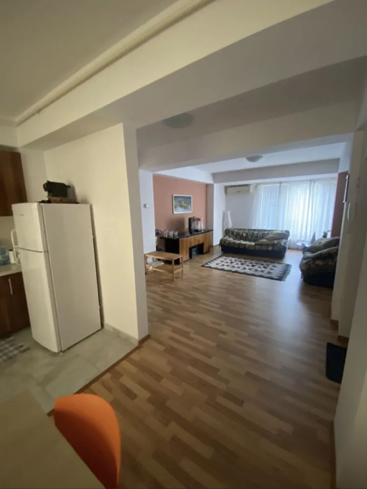 Apartament 3 camere Strada Rodnei - Vand apartament 3 camere Suprafata - 95 mp util Apartament mobilat complet compus din hol+baie+2 dormitoare+living+bucatarie+balcon Strada Rodnei In apropiere de Piata Mica,Lidl si Profi Bloc finalizat in 2011 Posibilitate de achizitie loc de parcare la subsol finisaje de inalta calitate izolatie 10 cm la exterior Parcare vis-a-vis de bloc Situat la 10 min distanta de mers pe jos fata de centrul orasului