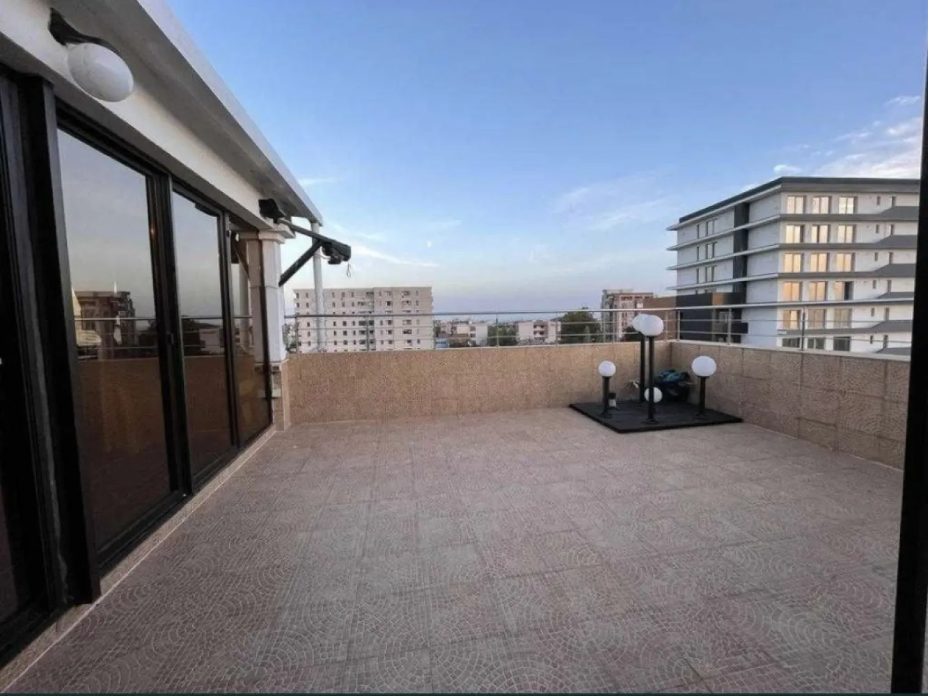 Apartament 2 camere inicat - Vand apartament 2 camere in zona KM 4-5 langa Doraly cu vedere la bulevardul Mangaliei intr-un bloc construit acum 12 ani si care are doar 10 apartamente. Apartamentul este la etajul 5 si are o terasa mare cu o vedere superba catre bulevard si port. Este semimobilat si utilat si are si jacuzzi. Acceptam anumite variante auto.Apartamentul are 90m2 din care terasa de 36m2