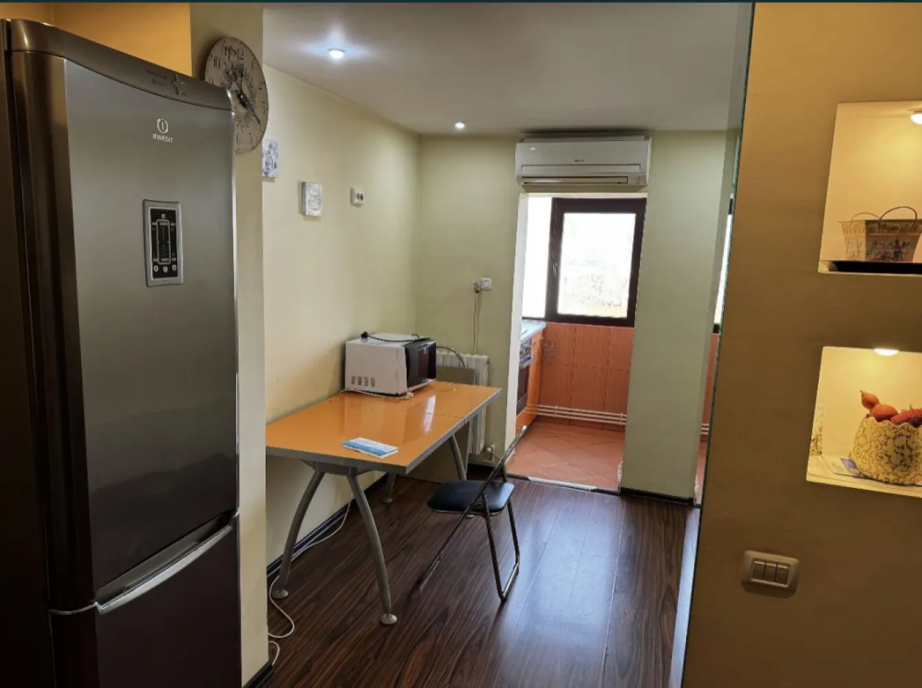 Vand ap 2 cam decomandat casa de cultura - Vând apartament decomandat casa de cultură 53 mp et 4/4 2 balcoane dotat utilat îmbunătățiri izolație termică ,termopane ,gaze ,zona foarte liniștită