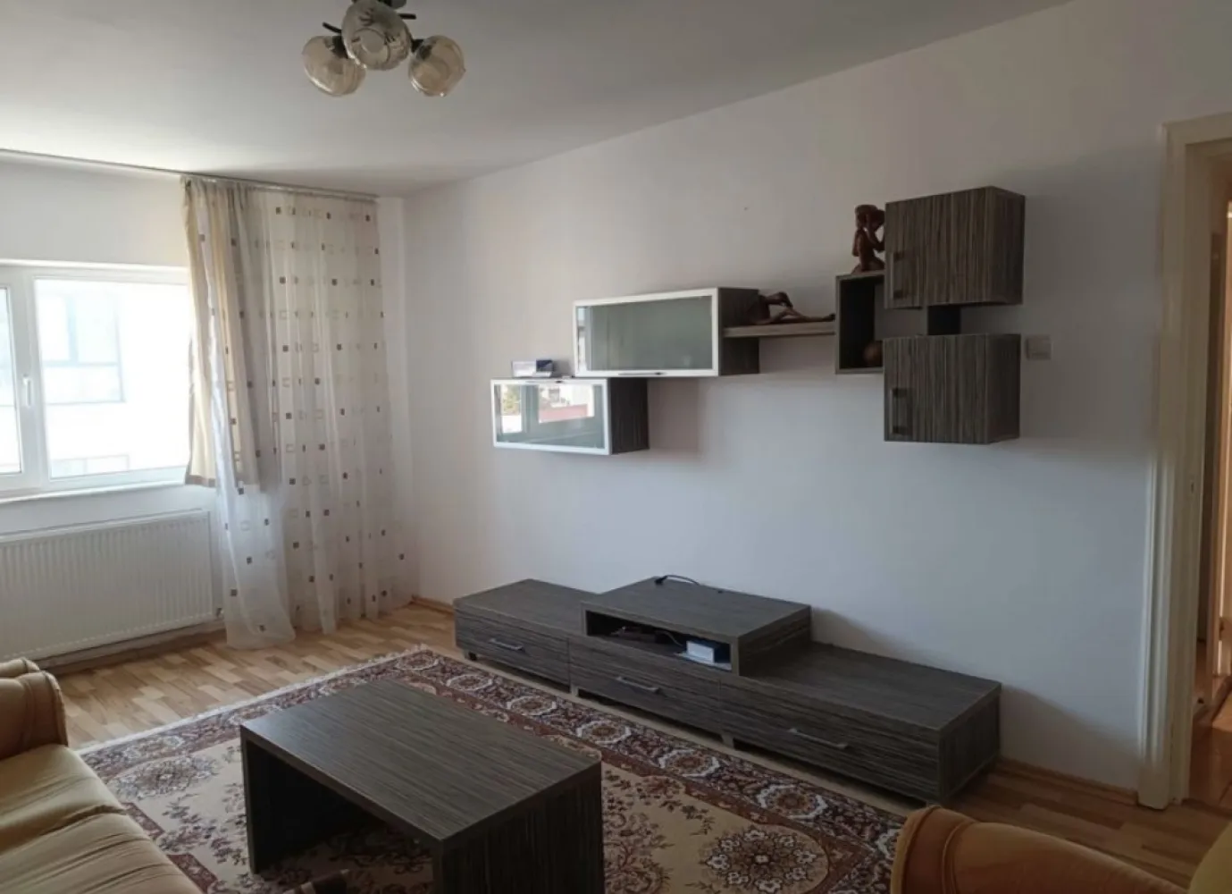 Apartament decomandat - Apartament 2 camere, decomandat, etaj 4/4, izolatie fara probleme, izolat pereti exteriori ,orientat Est zona Casa de Cultura, aleea Garofitei, Piata Balada ( 2 minute) Mobilat ,utilat,balcon inchis termopan Rehau, gata de mutare sau de inchiriat. Centrala pe gaz in condensatie ,noua,cu stabilizator de tensiune (folosita o iarna) A/C inverter ,nou, marca Gree. Termopane marca Rehau cu sticla low-E, reflectorizanta,Almaglas. In apropiere se afla: piata, gradinita, scoala, magazine, spatii comerciale, farmacii, spatii verzi, mijloc de transport in comun, acces usor si rapid din orice parte a orasului. Vanzare directa proprietar.