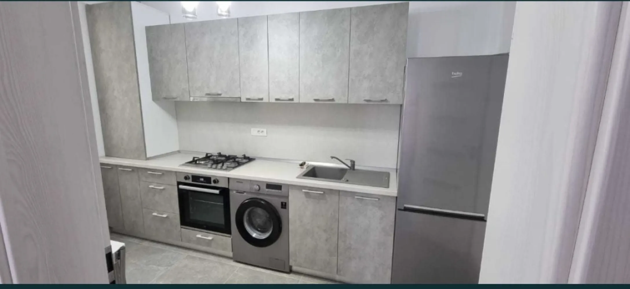 -02 c - Proprietar, vand apartament cu 2 camere (etaj 1) , decomandat, situat in bloc nou (S+P+2, an constructie 2023), in zona Kamsas. Apartamentul se vinde mobilat ca in fotografii. Locul de parcare este inclus in pret, situat in curtea interioara a imobilului. Apartamentul are suprafata utila de 56.9 mp + 2 balcoane (14 mp). Dotat cu centrala proprie pe gaz. Dispunerea apartamentului este pe partea de Vest. Apartamentul este ideal atat in scop rezidential, precum si ca investitie. *** Se poate prelua cu actuali chiriasi. Nu doresc colaborare cu agentiile imobiliare.