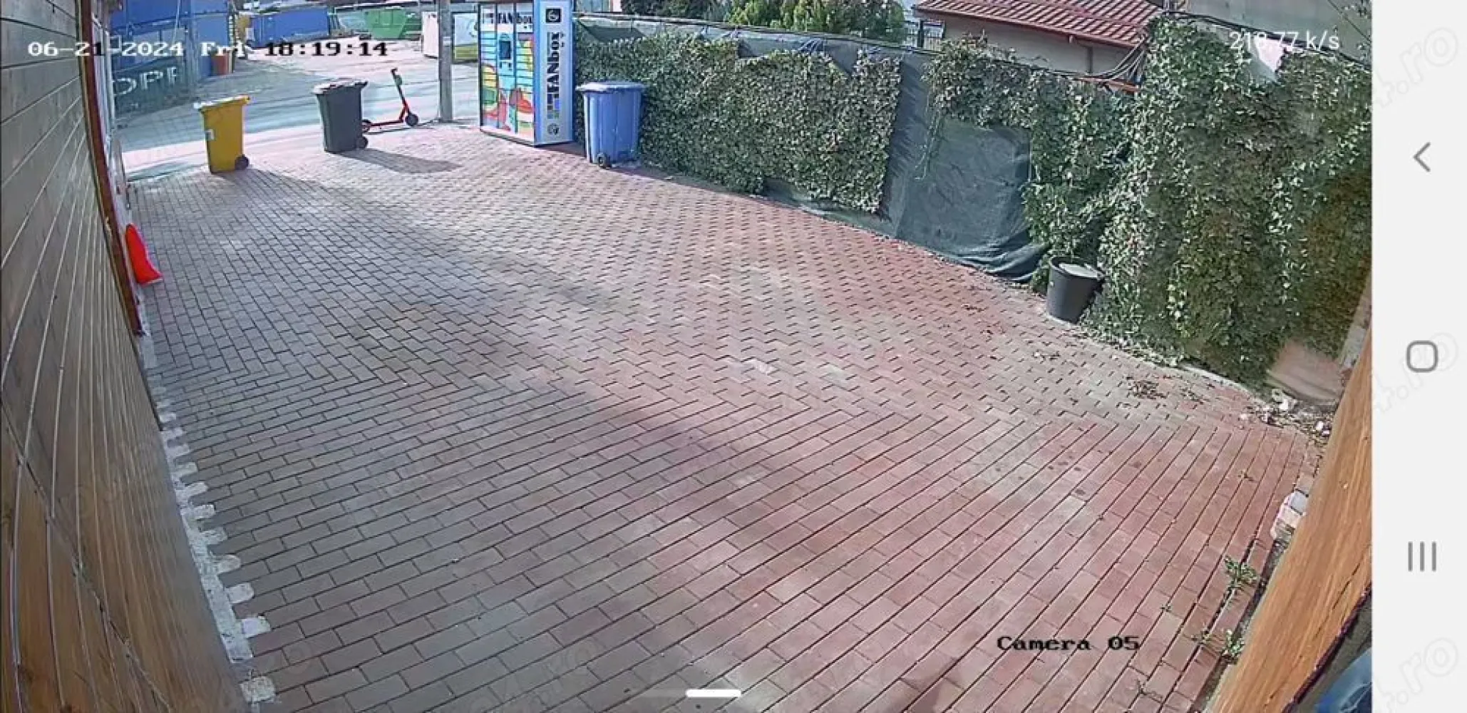 spatiu de inchiriat - Locatia se afla chiar vizavi de intrarea in noul patinoar, care se va deschide in curand. Suprafata totala de 300 mp, deschidere 11mp, sunt doua corpuri de cladiri (44mp si 75mp), plus terasa, inainte a fost un fast food 150mp (75mp spatiul+75mp terasa). 
Se poate inchiria partial, doar partea din fata de 150 mp, spatiu+terasa, dar și toată suprafata .Se pot face modificari, spatiu, terasa, in functie de necesitatea activitatii pe care o veti presta.