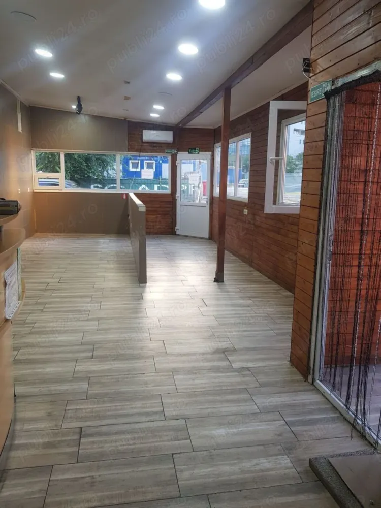 spatiu de inchiriat - Locatia se afla chiar vizavi de intrarea in noul patinoar, care se va deschide in curand. Suprafata totala de 300 mp, deschidere 11mp, sunt doua corpuri de cladiri (44mp si 75mp), plus terasa, inainte a fost un fast food 150mp (75mp spatiul+75mp terasa). 
Se poate inchiria partial, doar partea din fata de 150 mp, spatiu+terasa, dar și toată suprafata .Se pot face modificari, spatiu, terasa, in functie de necesitatea activitatii pe care o veti presta.