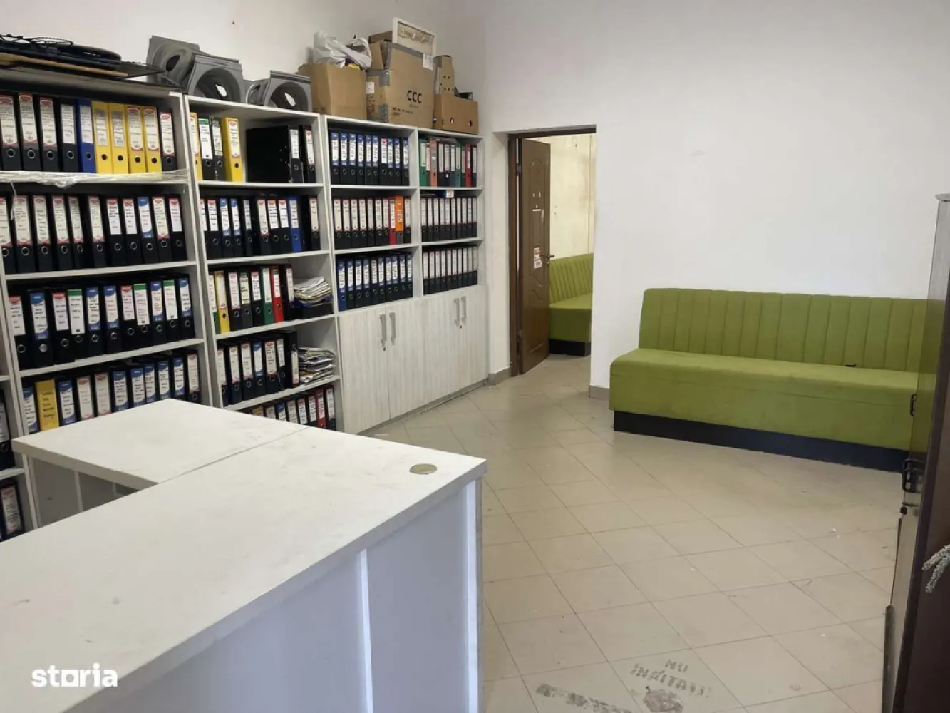 Spațiu comercial / Apartament,Titulescu 100 mp - Ai o afacere care are nevoie de vizibilitate, acces facil și spațiu de depozitare?Acest imobil îți oferă:Situat in cartierul Titulescu strada Gabriel Georgescu, zonă liniștită, dar cu acces rapid la principalele puncte de interes ale orașului.Spațiu versatil, ideal pentru afacere sau locuință100 mp utili, cu 4 încăperi,hol spațios,toaletă, ușor de recompartimentat pentru diferite utilizări.Intrare direct din stradă, curte privată în fața de 4x8 metri, perfectă pentru intrare generoasă sau amenajare exterioară.Depozit/garaj metalic situat în curtea comună, de 900 mp din care cota parte 150 mp ideal pentru stocare, depozit, garaj etc.Dotări & utilitățiCurent trifazic 380VGrup sanitar existent femei, bărbați.Geamuri mari, oferind lumină naturală optimă pentru un spațiu confortabil.Acces rapid la transport public, magazine, școli și alte facilități.Ideal pentru:Activități comerciale, magazin, salon, birouri, atelier, cabinet medical, showroom, farmacie, etc.Conversie în locuință – perfect pentru apartament spațios, birou cu locuință sau chiar investiție pentru închiriere.Spațiul necesită lucrări de reamenajare (inclusiv montarea unui sistem de încălzire), dar oferă libertate totală de compartimentare.Prețul reflectă această situație, fiind o oportunitate excelentă pentru cei care caută un spațiu cu potențial mare și investiție minimă.Pentru detalii și vizionare contactați tel/ WhatAppO oportunitate excelentă pentru cei care caută un spațiu versatil, bine poziționat, cu posibilitate de utilizare mixtă – comercială sau rezidențială!Cu o MICĂ investiție ai o MARE oportunitate!