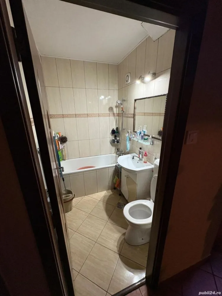 Apartament 3 camere bulevardul Closca Satu Mare - Apartament B-dul Cloşca, Satu Mare
-3 camere decomandate, bucătărie, baie, debara, 2 holuri, balcon și beci;
-apartamentul este renovat, instalație electrică nouă, microcentrală, aer condiționat;
-geamuri termopan, parchet din lemn masiv, gresie și faianță;
-usa metalică la intrare și ușile interioare schimbate;
-se predă complet mobilat și utilat cu electrocasnice (frigider, mașină de spălat rufe, aragaz);
-apartament în bloc de cărămidă, cu acoperiș din poală; 
-casa scării dispune de 2 apartamente pe nivel geamuri termopan, interfon;
Pret: 82.000 euro negociabil