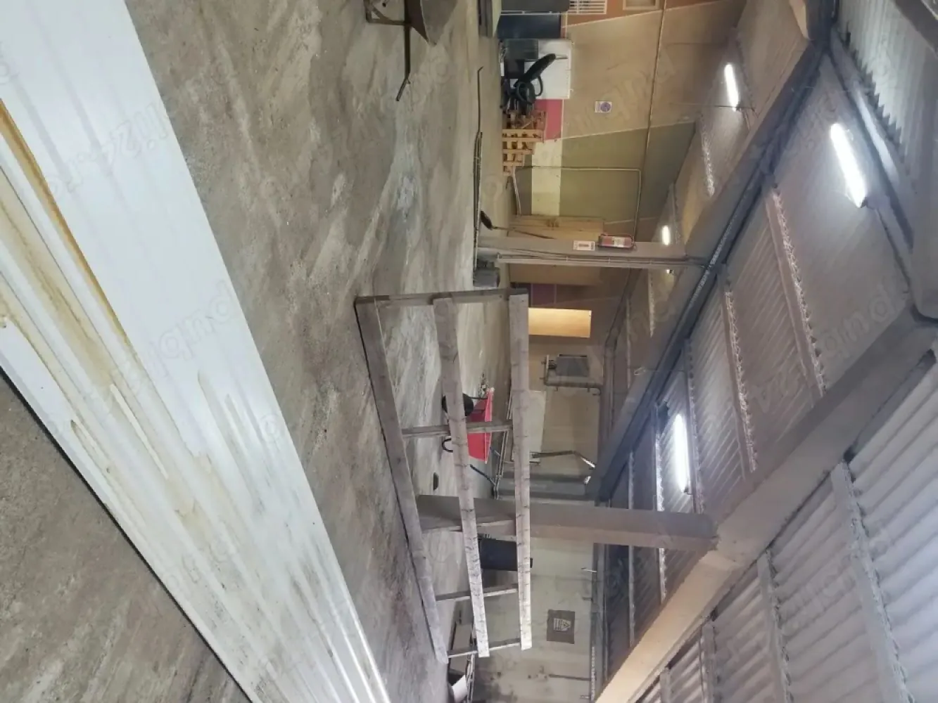 Închiriez spațiu în parc industrial Areli Satu Mare - Închiriez spațiu în parc industrial Areli Satu Mare ,aproape de centura orașului Satu Mare ,cu toate utilitățile începând de la apă potabilă, încălzire, curent trifazic se poate și pentru linie de producție.