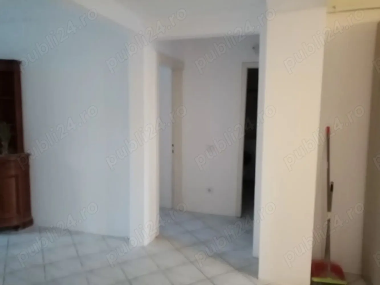 oportunitate pt investitie - Apartamentul este o oportunitate ata pentru spatiu ideal pentru o familie sau pt o persoana juridica ,prestandu-se la diverse tipuri de activitati .
Apartamentul este in suprafata de 70mp utili,si este compus din:
-bucatarie, holspatios si salon=spatiu deschis
-2 dormitoare
-2 bai
Dotari:
-centrala proprie noua
-calorifere montate cu 2 ani in urma
-ferestre termopan
-mobila de bucatarie noua-import Italia
-frigider nou
-masina de spalat noua

Apartamentu este situat la parter innalt ,intr-un bloc cu 4 etaje, prevazut cu interfon.
Locatia este intr-o zona ideala ata pentru persoane fizice cat si juridice deoarece zona dispune de toate facilitatile necesare:
-toate genurile de magazine,activitati comerciale, banci , la mica distanta este piata agro alimentara Marasti, aproape se afla statii de troleu autobus, case de schimb valutar , carmangerii, etc, etc

Blocul a fost izolat anul trecut.

Pt orice tip de informatii suplimentare sunati la
