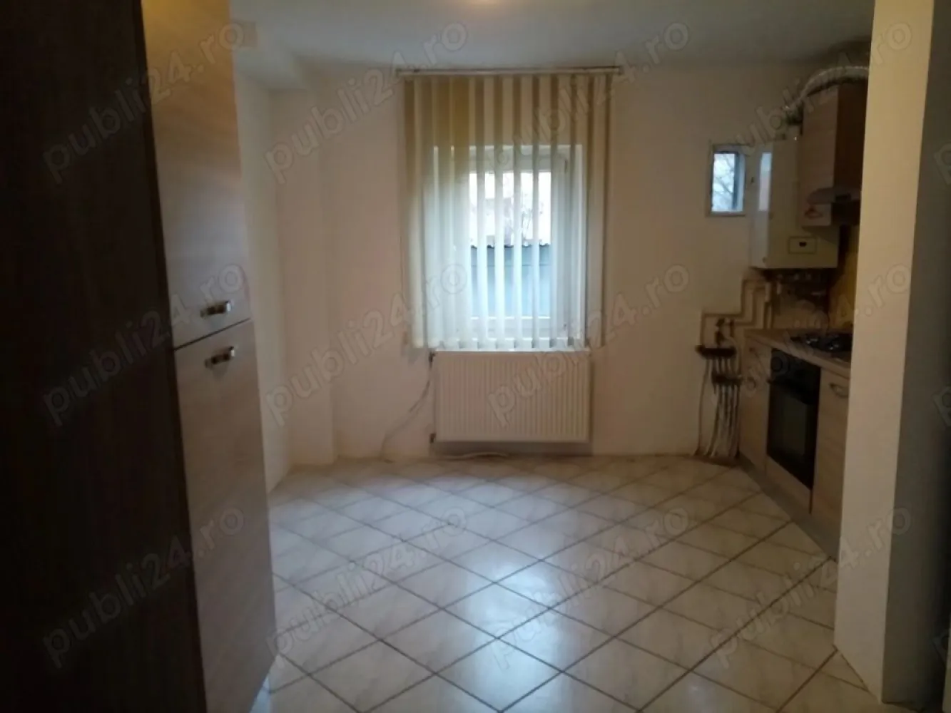 oportunitate pt investitie - Apartamentul este o oportunitate ata pentru spatiu ideal pentru o familie sau pt o persoana juridica ,prestandu-se la diverse tipuri de activitati .
Apartamentul este in suprafata de 70mp utili,si este compus din:
-bucatarie, holspatios si salon=spatiu deschis
-2 dormitoare
-2 bai
Dotari:
-centrala proprie noua
-calorifere montate cu 2 ani in urma
-ferestre termopan
-mobila de bucatarie noua-import Italia
-frigider nou
-masina de spalat noua

Apartamentu este situat la parter innalt ,intr-un bloc cu 4 etaje, prevazut cu interfon.
Locatia este intr-o zona ideala ata pentru persoane fizice cat si juridice deoarece zona dispune de toate facilitatile necesare:
-toate genurile de magazine,activitati comerciale, banci , la mica distanta este piata agro alimentara Marasti, aproape se afla statii de troleu autobus, case de schimb valutar , carmangerii, etc, etc

Blocul a fost izolat anul trecut.

Pt orice tip de informatii suplimentare sunati la