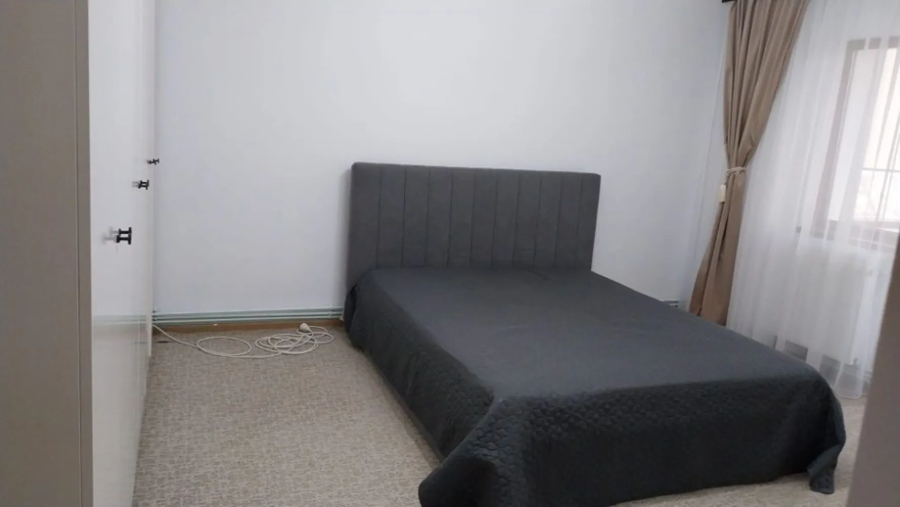Apartament 3 Camere Micro 16 - Parcul Linistii - Agentia imobiliara BRASADAS vinde apartament decomandat 64 de metri patrati cu 3 camere , situat in Micro 16.

Amplasat la etaj 3 din 4, vizavi de parcul Linistii, aproape de scoala , gradinita, magazine, statie de autobuz.

Apartamentul este complet mobilat, utilat recent si nu s-a locuit in el de cand a fost renovat. 
Instalatie electrica si apa schimbate.

Scara blocului renovata anul trecut.

Loc de parcare rezervat. 

Aer conditionat, centrala proprie, balcon inchis, geamuri termopan usa de siguranta.

Apartamentul este impartit in 2 dormitoare, living, bucatarie si o baie.

Nu doresc colaborare cu agentii imobiliare.