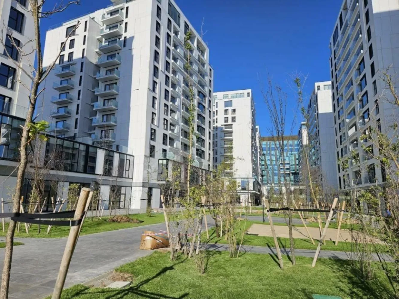 166mp + terasa spatiu One Cotroceni Park - Spatiu disponibil imediat in incinta complexului One Cotroceni Park in CT5, cu vitrina in curtea complexului. Pretul se factureaza dintr-o firma purtatoare platitoare de TVA, iar pretul solicitat include si cota de 19% TVA.