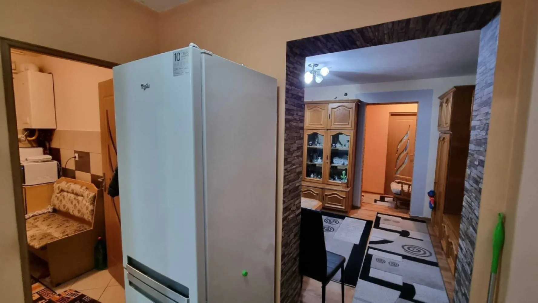 De vanzare apartament 3 camere - De vanzare apartament din caramida, 3 camere, Satu Mare, str. Botizului, etaj 2 din 3, 69mp, balcon inchis, izolat exterior. 65 000 de euro.