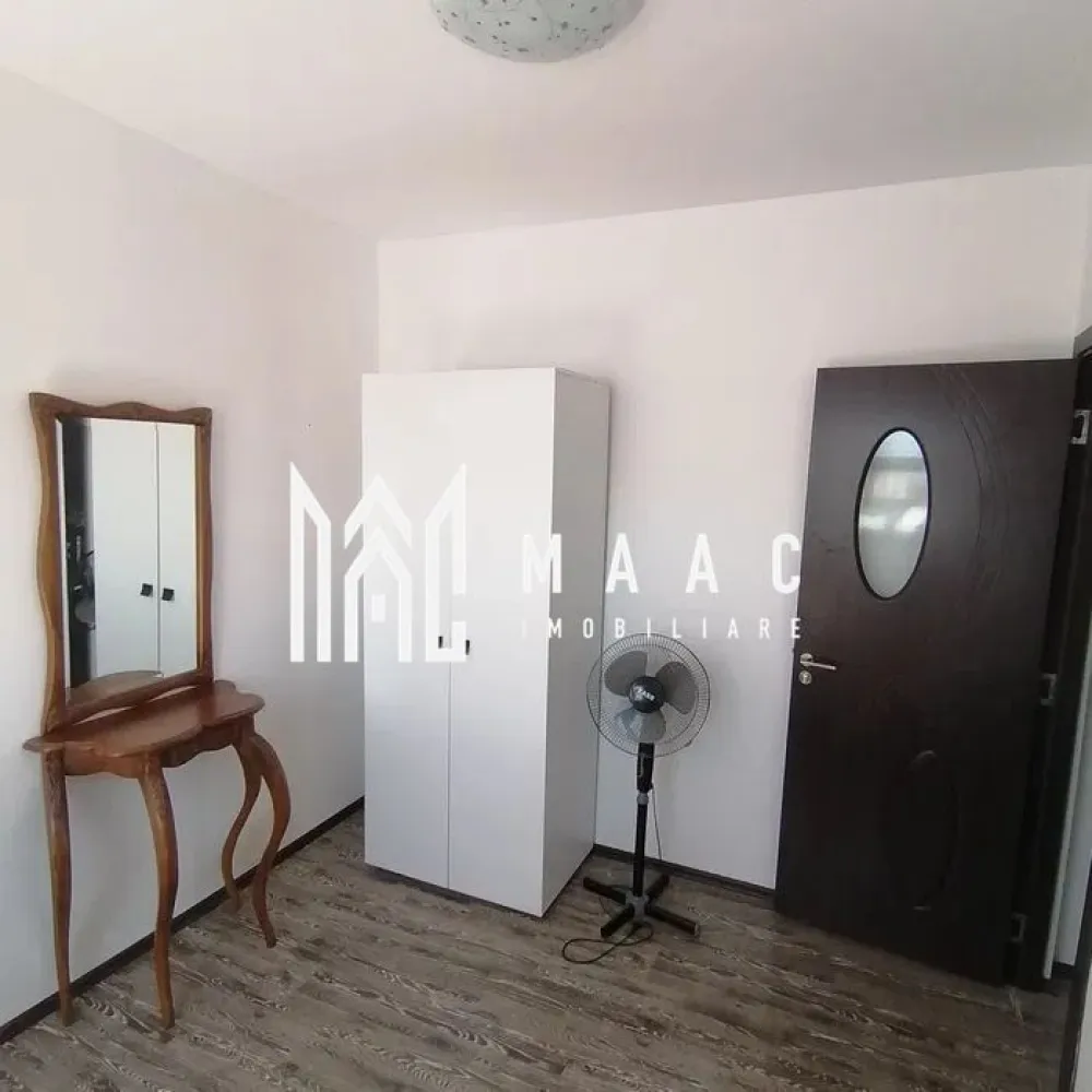 Apartament 3 camere | 55 MP | Decomandat | Mobilat | Lazaret - MAAC Imobiliare va prezinta un Apartament mansardat cu 3 camere, decomandat – Etaj 5 – Zona Lazaret, aproape de centru. Caracteristici: Compartimentare pe 2 niveluri Etaj: 5 (mansardă) An construcție mansardă: 2008 Locație: Zona Lazaret – aproape de Mall, centru și mijloace de transport Compartimentare interioară: Nivel 1 Living deschis și luminos Bucătărie open-space Baie cu cabină de duș Nivel 2 2 dormitoare separate Dotări și facilități: Centrală termică proprie cu calorifere Avantaje suplimentare: Poziționare excelentă, cu acces rapid către: Mall, centrul orașului, stații de autobuz și alte facilități urbane. Construcție recentă a mansardei (2008). Pentru mai multe informații sau pentru a programa o vizionare: ID: CP2554114 }}