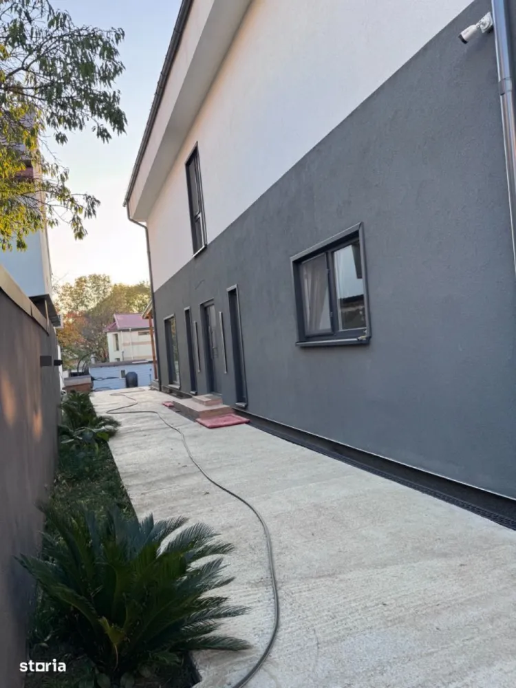 Vila verde cartier Baneasa - Casa in cartier Baneasa, conceputa pentru a deveni independenta energetic, cu aproape zero costuri de întreținere. 
Finisajele premium și elementele de lux, designul modern și tehnologiile de ultimă generație, fac din aceasta o alegere ideala.
Casa are dotări specifice locuințelor pasive: circuit încălzire / racire prin pardoseală conectat la pompa de căldură aer-apă, sistem centralizat de ventilație HVAC cu recuperare de căldură (momentan fara unitatea centrala), sistem SMART de climatizare si panouri fotovoltaice. 
  
- casa pe structura metalica usoara (an finalizare 2024)
- suprafata utila casa: 189mp
- suprafața amprenta la sol: 95mp
- suprafața totala teren:  472mp
- 3 dormitoare
- 3 bai ( 2 dotate cu dus walk-in și 1 cu cadă)
- living open space 
- bucatarie inchisa (16mp)
- camera tehnica
- spații de depozitare
- terasa acoperita
- 2 locuri de parcare (posibilitate de construcție garaj -  se poate oferi proiect
+ execuție)- magazie - poarta auto tip rulou automata
 - pompa de caldura aer-apa Daikin - incalzire si racire in pardoseala Rehau (sistem NEA SMART climatizare)- panouri fotovoltaice 19.5 KW  (contract PPC prosumator)- curent trifazat- sistem HVAC montat la interior (fără unitatea centrala în camera tehnica)- sistem de camere supraveghere - ferestre: PVC SALAMANDER, seria bluEvolution 92 (baghete warm și precadre pentru prevenirea transferului termic)- finisaje premium: lavabila interior STO / riflaj / tencuiala decorativa interior - gresie / faianta premium (dimensiuni placi 60 x 120)- parchet premium - mobila bucatarie premium - mobila premium pe comanda (canapea / dressing + pat dormitor matrimonial)- dotari bai premium (masina de spalat haine si uscator haine)- electrocasnice - bucatarie utilata complet - dotari living (TV Samsung OLED + Soundbar JBL)
- izolatie exterior polistiren grafitat expandat 15cm - izolatie interior celuloza 14cm (pereti si tavane)- folie bariera de vapori (toti peretii interiori)- rigips ignifug + rigips antiumezeala bai- tencuiala decorativa STO - acoperiș tabla click Wetterbest - usa metalica izolata cu vata bazaltica