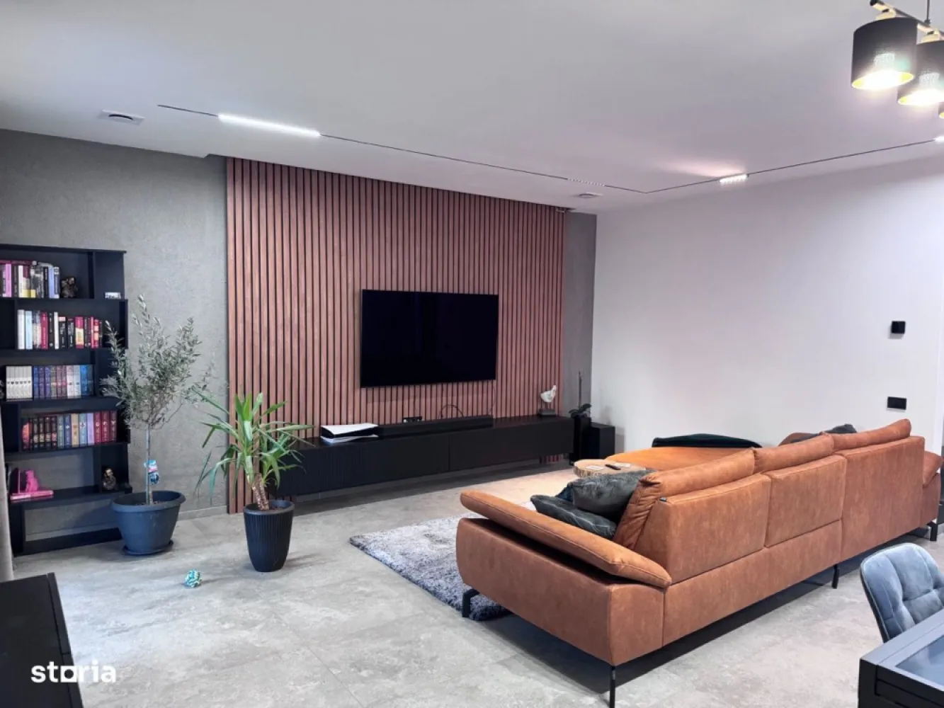 Vila verde cartier Baneasa - Casa in cartier Baneasa, conceputa pentru a deveni independenta energetic, cu aproape zero costuri de întreținere. 
Finisajele premium și elementele de lux, designul modern și tehnologiile de ultimă generație, fac din aceasta o alegere ideala.
Casa are dotări specifice locuințelor pasive: circuit încălzire / racire prin pardoseală conectat la pompa de căldură aer-apă, sistem centralizat de ventilație HVAC cu recuperare de căldură (momentan fara unitatea centrala), sistem SMART de climatizare si panouri fotovoltaice. 
  
- casa pe structura metalica usoara (an finalizare 2024)
- suprafata utila casa: 189mp
- suprafața amprenta la sol: 95mp
- suprafața totala teren:  472mp
- 3 dormitoare
- 3 bai ( 2 dotate cu dus walk-in și 1 cu cadă)
- living open space 
- bucatarie inchisa (16mp)
- camera tehnica
- spații de depozitare
- terasa acoperita
- 2 locuri de parcare (posibilitate de construcție garaj -  se poate oferi proiect
+ execuție)- magazie - poarta auto tip rulou automata
 - pompa de caldura aer-apa Daikin - incalzire si racire in pardoseala Rehau (sistem NEA SMART climatizare)- panouri fotovoltaice 19.5 KW  (contract PPC prosumator)- curent trifazat- sistem HVAC montat la interior (fără unitatea centrala în camera tehnica)- sistem de camere supraveghere - ferestre: PVC SALAMANDER, seria bluEvolution 92 (baghete warm și precadre pentru prevenirea transferului termic)- finisaje premium: lavabila interior STO / riflaj / tencuiala decorativa interior - gresie / faianta premium (dimensiuni placi 60 x 120)- parchet premium - mobila bucatarie premium - mobila premium pe comanda (canapea / dressing + pat dormitor matrimonial)- dotari bai premium (masina de spalat haine si uscator haine)- electrocasnice - bucatarie utilata complet - dotari living (TV Samsung OLED + Soundbar JBL)
- izolatie exterior polistiren grafitat expandat 15cm - izolatie interior celuloza 14cm (pereti si tavane)- folie bariera de vapori (toti peretii interiori)- rigips ignifug + rigips antiumezeala bai- tencuiala decorativa STO - acoperiș tabla click Wetterbest - usa metalica izolata cu vata bazaltica