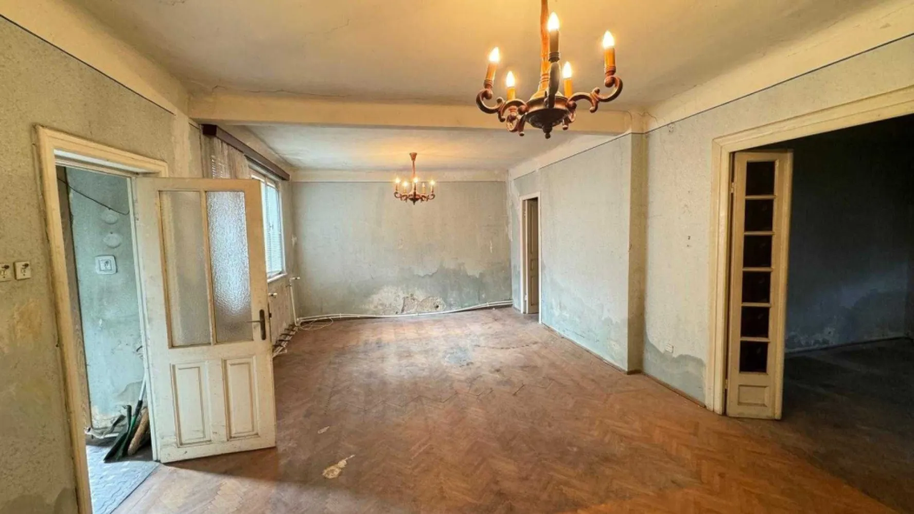 Casa 4 camere Cotroceni - Casa de vânzare în cartierul Cotroceni, 4 camere, bucătărie, baie și vestibul, în suprafață utilă de 99,69 mp, plus pivniță de 12 mp (total suprafață utilă de 111.82 mp.). Imobilul prezintă avantajul acurateței actelor de proprietate, există documente de la dobândirea terenului până în prezent, acesta a fost doar în proprietate privată, nefiind supus legii 112/1995.
Casa se află într-o curte comună cu suprafață totală de 390 mp, din care 195 mp sunt în proprietatea indivizibila acestui imobil. 
Spațiul este dispus pe parter și este compus din 3 dormitoare (un dormitor de 13,46 mp, un dormitor de 15,21 mp, un dormitor de 20,23 mp) și un living de 32 mp. Totodată, casa beneficiază de o pivniță, cu intrare din bucătărie, și pod generos. Necesită renovare totală, cu posibilitatea extinderii spațiului locativ. Casa află într-o zonă liniștită si cu acces rapid la punctele cheie ale orasului. 7 minute de mers pe jos de parcuri și metroul Eroilor, în apropiere se află grădiniță, școală și centru comercial.