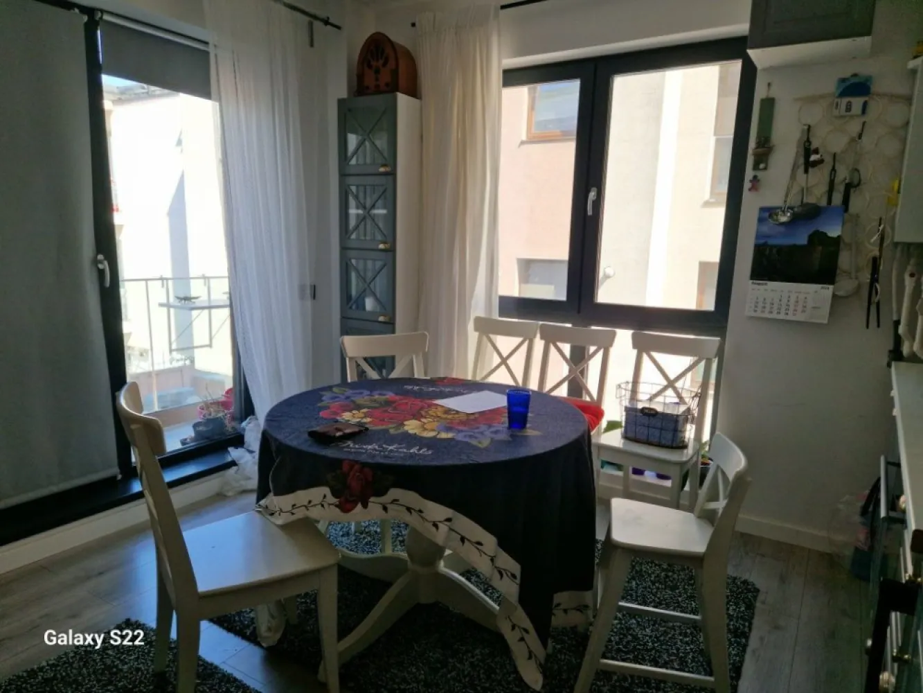 Apartament 4 camere Sisesti- Baneasa - Proprietar, Vand apartament de 4 camere, situat in zona Sisesti, zona ce bifeaza majoritatea punctelor de interes
Este poziționat pe Sos Gheorghe Ionescu Sisesti, stația de autobuz în fsta blocului, la 5 minute de pădurea Băneasa , pe Sos Gh. Ionescu Sisesti.

DESPRE APARTAMENT:

Locuinta este semidecomandata, cu o suprafata utila totala de 92mp din care fac parte 2 balcoane de 6mp.

Complet mobilata si utilata, aceasta dispune de un living de 21mp, 3 dormitoare si 2 bai dar si spatii de depozitare.

Zona linistita, la etajul 2 unui imobil de 4 etaje, bloc tip boutique, 9 apartamente în tot blocul, lift, curte interioara. 
Spatii de depozit bicicleta în curtea blocului sau în parcare subterana, 

Se preda complet mobilat si utilat, gata de mutare.
Aer condiționat, încălzire în pardoseala, termostat pt fiecare camera, video interfon.

Bucatarie complet echipata, 

Loc de parcare inclus in pret!
Blocului dat în folosință în 2023.