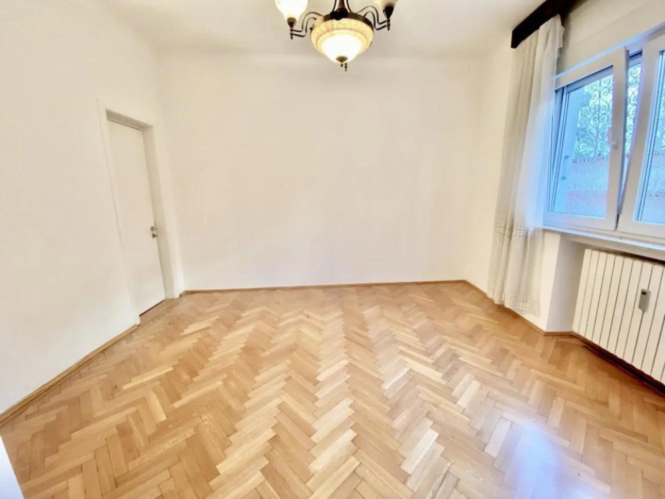 3 camere parter renovat zona Icoanei/Rosetti - Situat la coltul Str. Thomas Masaryk cu Str. Jean Louis Calderon in bloc construit 1930-1940 incadrat fara risc seismic.

Apartamentul este usor accesibil la parter si cu deschideri intre camere poate fi pretabil ca birou sau cabinet privat. Vedere catre gang/curte interioara, ferit de strada.

Beneficiaza; de dublu acces pe casa scarii cat si secundar din curtea interioara, mplu spatiu de depozitare si boxa la subsolul cladirii.

Renovat si oferit cu electrocasnice (frigider, masina de spalat) si bucatarie complet mobilata.

Pentru mai multe date sau programarea unei vizionari rog contact pe mail.