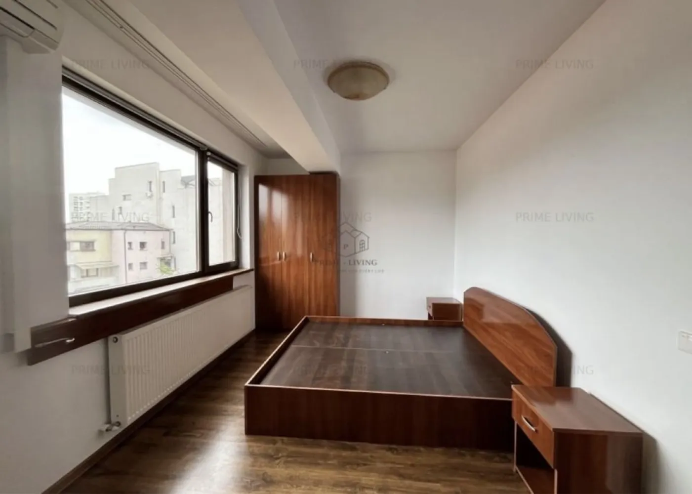 Unirii Tineretului Parc Carol - Comision 0% pentru cumparator.
Agentie imobiliara AllHouse vinde in exclusivitate apartament 3 camere semidecomandat.
Living openspace cu bucataria.
1 Dormitor matrimonial cu baie proprie.
1 Dormitor cu baie separat.
2 Holuri.
1 Balcon tip logie de 7 mp.
Imobil din 2008 tip boutique cu 18 apartamente.
Etaj 3/5 cu lift.
Vedere catre Parcul Carol.
Loc de parcare in subteran inclus in pret.
Pret fix!