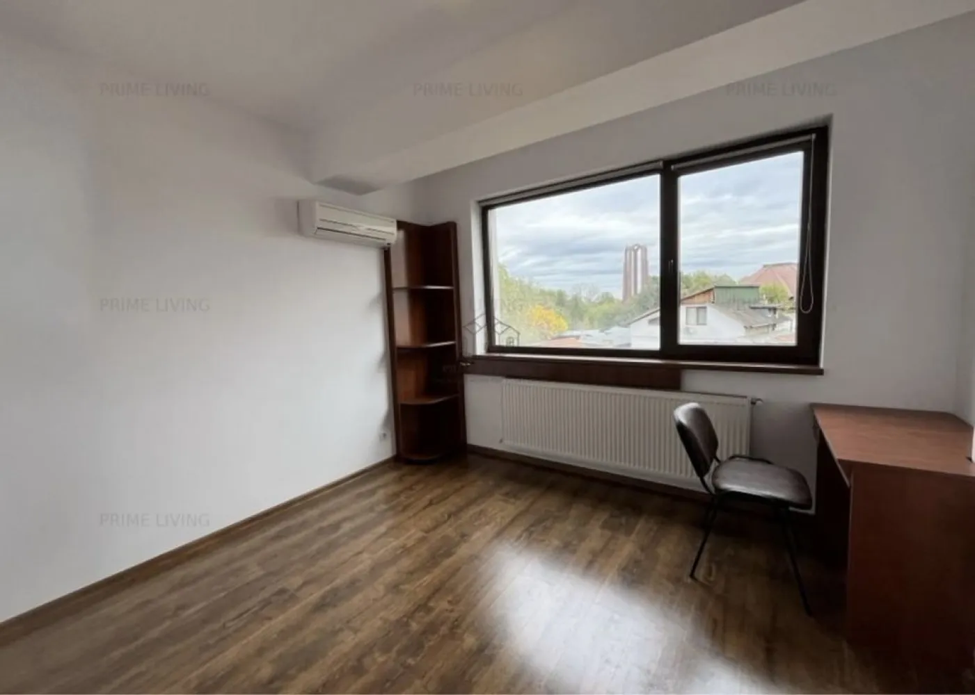 Unirii Tineretului Parc Carol - Comision 0% pentru cumparator.
Agentie imobiliara AllHouse vinde in exclusivitate apartament 3 camere semidecomandat.
Living openspace cu bucataria.
1 Dormitor matrimonial cu baie proprie.
1 Dormitor cu baie separat.
2 Holuri.
1 Balcon tip logie de 7 mp.
Imobil din 2008 tip boutique cu 18 apartamente.
Etaj 3/5 cu lift.
Vedere catre Parcul Carol.
Loc de parcare in subteran inclus in pret.
Pret fix!