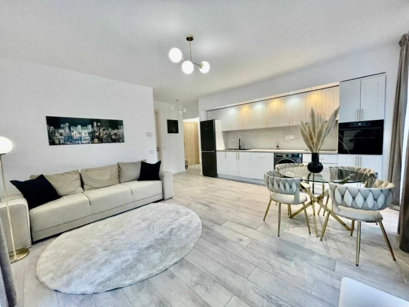 Proprietar 3 camere+gradina mobilat si utilat 1 Mai Domenii Herastrau - Direct proprietar, vand apartament nou, cu 3 camere, decomandat, situat in complexul rezidential Parcului20, blocul 2, parter. Locatia este excelenta, intr-o zona linistita, plina de verdeata si inconjurata de case, la cateva minute de parcul Agronomiei. Viitoarea statie de metrou Pajura este situata la 5 minute de mers pe jos.

Complexul Parcului 20, este un proiect finalizat in anul trecut, dupa cele mai noi standarde de constructie in domeniu: faţada izolată cu vată minerală bazaltică şi placată parţial cu ALUCOBOND, tâmplăria SALAMANDER cu 6 camere şi cu sticlă Saint Gobain tripan, sistemul de încălzire în pardoseală REHAU, sistem supraveghere video, videointerfon, agent de paza permanent.
Complexul Parcului 20 beneficiaza de parc privat de 3.000 mp, care include arbori, plante perene si zone de relaxare.

Apartamentul este nou, constructie 2023, situat la parter si beneficiaza de o gradina superba de 40 mp plina de verdeata. Are o suprafata utila de 60mp si o suprafata totala de 100mp.
Este impartit in: hol intrare, living+bucatarie, dormitor matrimonial, dormitor, 2 bai si gradina

Apartamentul se vinde mobilat si utilat complet, exact ca in fotografii, cu finisaje, mobilier si electrocasnice de calitate superioara.
Beneficiaza de dotari premium precum: pat dublu matrimonial, pat simplu cu lada de depozitare, canapea extensibila, dressinguri spatioase, combina frigorifica Beko, cuptor si plita electrice Gorenje, chiuveta granit compozit, masina de spalat cu uscator Beko, masina de spalat vase Gorenje, televizor LED Smart Hisense, diagonala 150cm, set mobilier terasa, diverse decoratiuni, etc.

Pret: 170.000 Eur+TVA