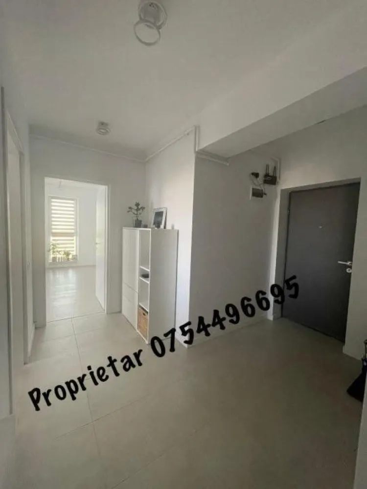 Apartament 3 camere , suprafata 90 mp, Zona Metrou N. Teclu - 155000 euro - Top Zone Residence Theodor Pallady , 3 camere mari si foarte luminoase, cu o suprafata de 75 mp utili, si o terasa generoasa de 15 mp - blocul este construit cu respectarea ultimelor norme legale in domeniu, din cadre din beton armat, cu inchideri exterioare si compartimentare interioara realizate din zidarie YTONG.
Apartamentul dispune de o BUCATARIE MOBILATA (MDF) SI UTILATA, cu electrocasnice noi (frigider LG, masina de spalat Whirlpool, cuptor Electrolux, plita de sticla Gorenje, chiuveta Franke din granit - urmand a fi montate si corpurile de sus prevazute cu o hota Electrolux), de un dormitor matrimonial cu baie proprie, o baie separata (masina de spalat Samsung cu AI), o camera pentru copii sau oaspeti, dar si un living generos. In imediata apropiere (la cateva minute de mers pe jos) se afla numeroase magazine de interes (Ikea, Jumbo, Leroy Merlin, Dedeman, Kaufland, Lidl etc) si un viitor centru comercial (aflat in constructie). Nu in ultimul rand, o noua scoala moderna se afla aproape de finalizare pentru a se bucura foarte multi copii de ea (la 2 minute de mers pe jos).
Apartamentul se vinde cu mobilierul si electrocasnicele regasite in poze (toate sunt achizitionate anul acesta).
Pozitionarea fata de metroul N. Teclu este avantajoasa (8-10 min de mers pe jos), iar vederea nu este obstructionata.
Se poate achizitiona un loc de parcare la pretul de 10.000 euro.
Mentionez ca, in calitate de proprietar, nu doresc sa colaborez cu agentiile imobiliare.